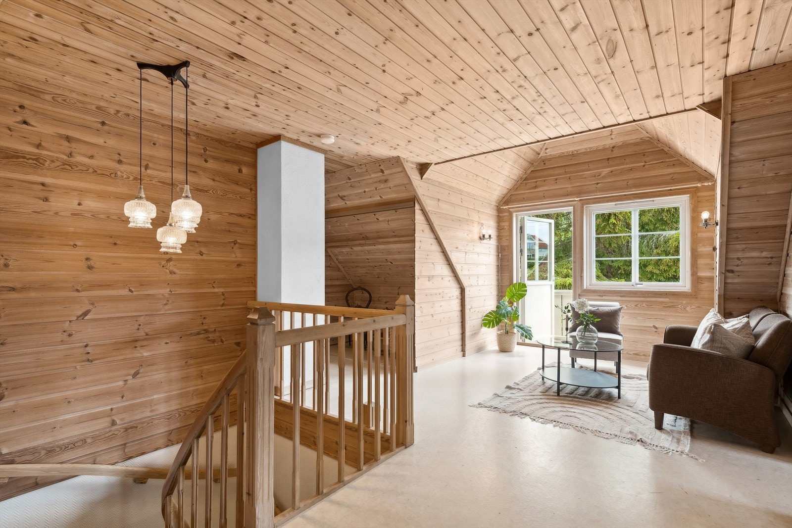 Opp trapp kommer du til loftstue i 2. etasje. Galleribilde