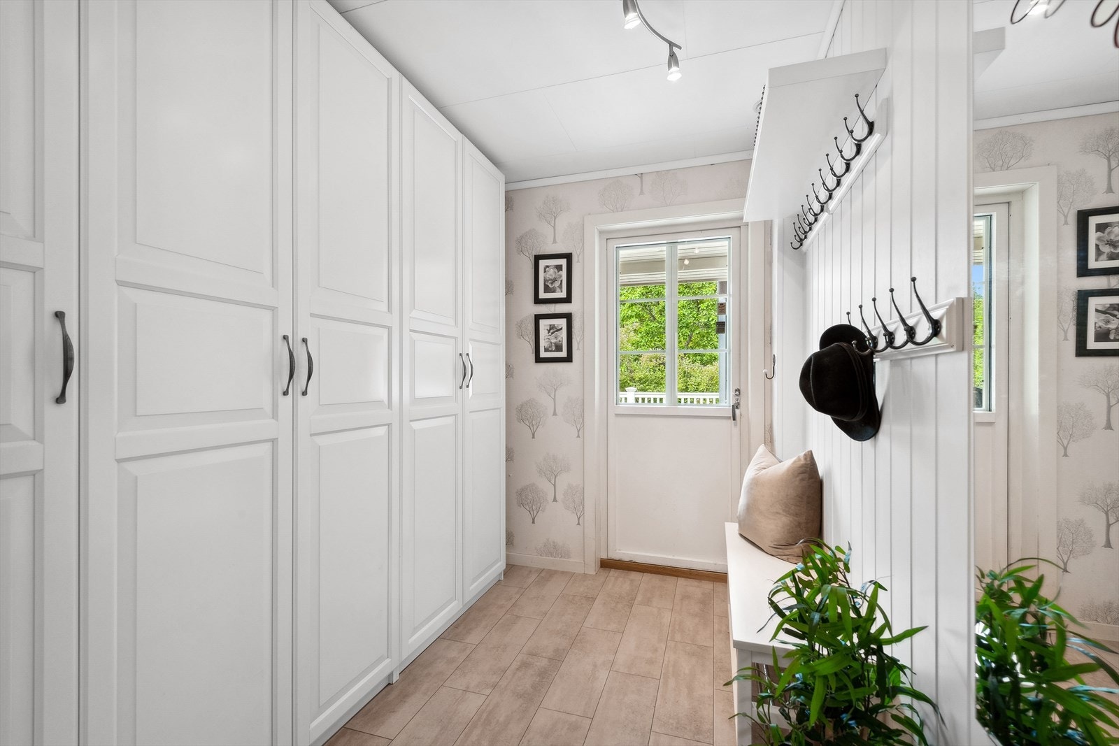 Innvendig kommer du inn til ett lyst og romslig garderobe rom med adkomst ut til terrassen. Galleribilde