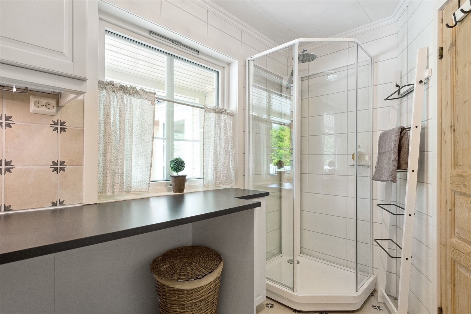 Videre er vaskerommet utstyrt med klosett, dusjkabinett med 1-greps blandebatteri, servant montert i innredning med underskap. Galleribilde