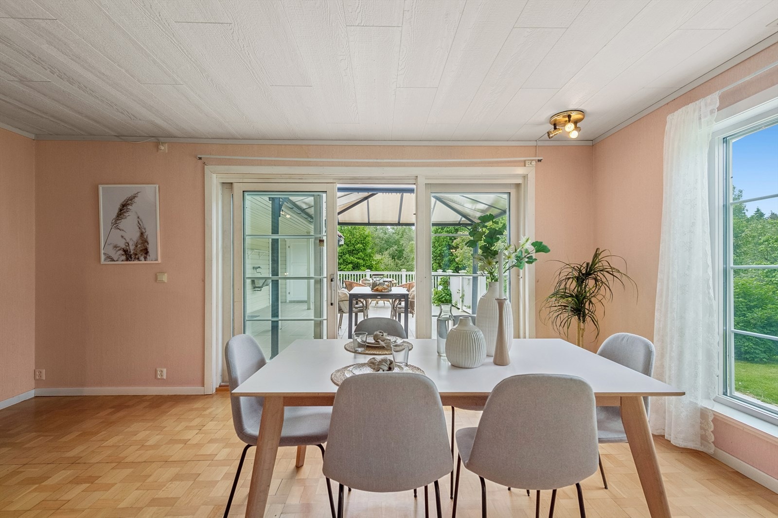 Stue med utgang til stor terrasse. Galleribilde