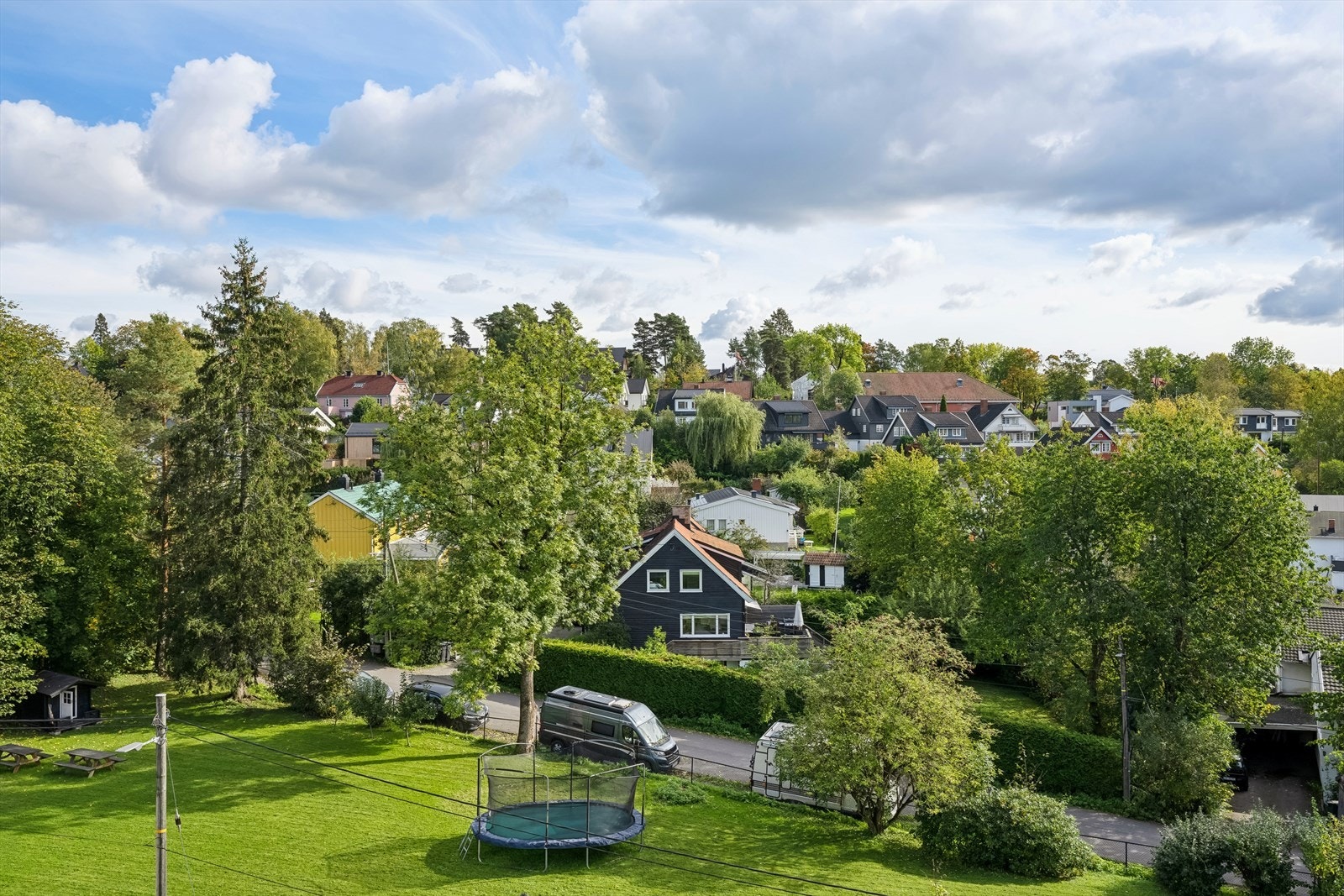 Eiendommen er deleier i et fellesområdet gjennom et realsameiet. Det er et ypperlig sted for de små å leke i trygge omgivelser. Som foreldre kan man følge med fra takterrassen. Galleribilde