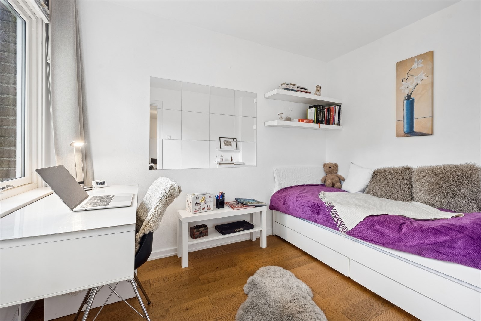 Soverommene har plass til stor seng og ønsket skapløsning, parkett og gulvvarme. Galleribilde