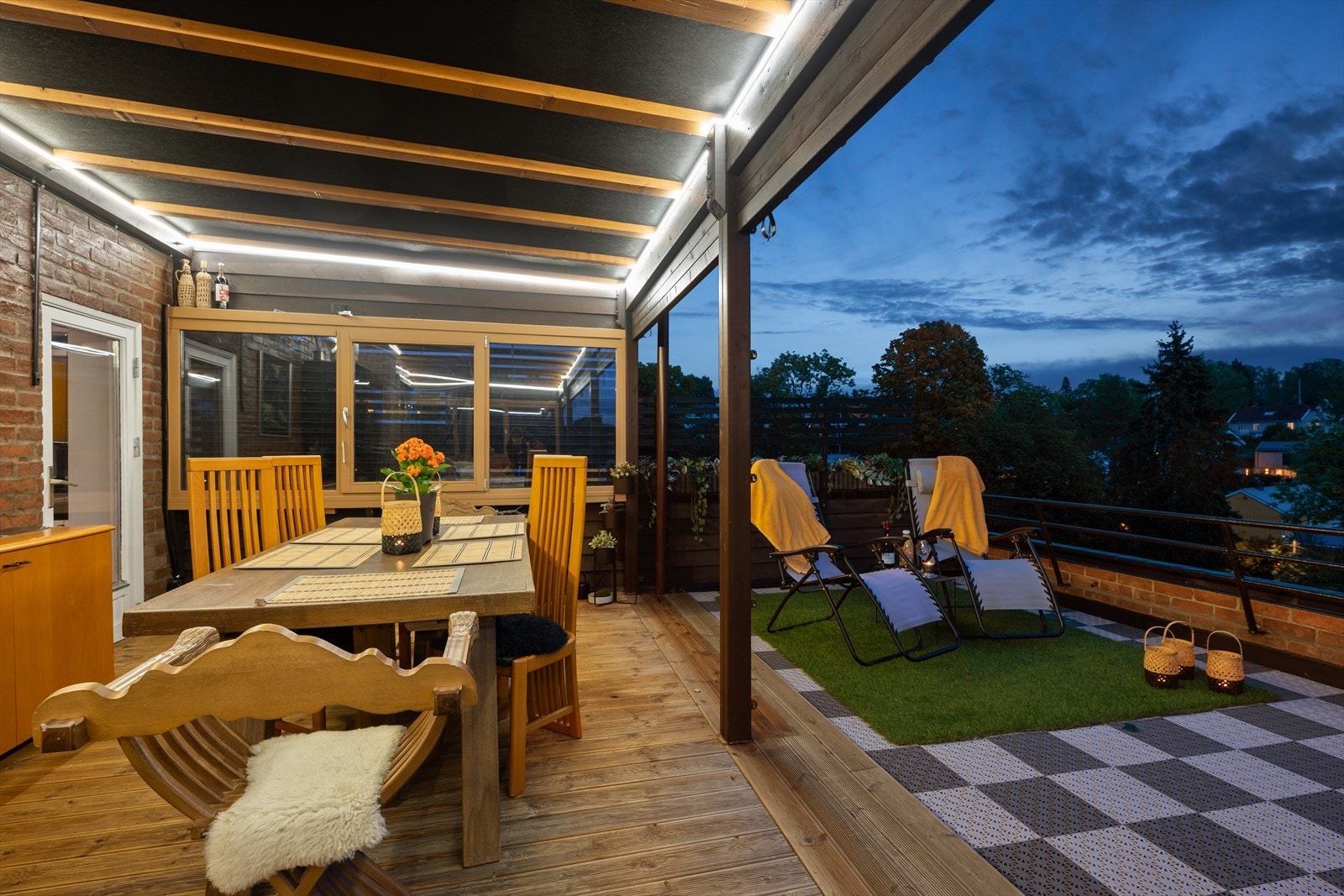 Her sitter man usjenert og med flott utsikt. Det er mulig å lukke pergoladelen på kvelden, som gir mulighet for å benytte den til de sene nattetimer. Galleribilde