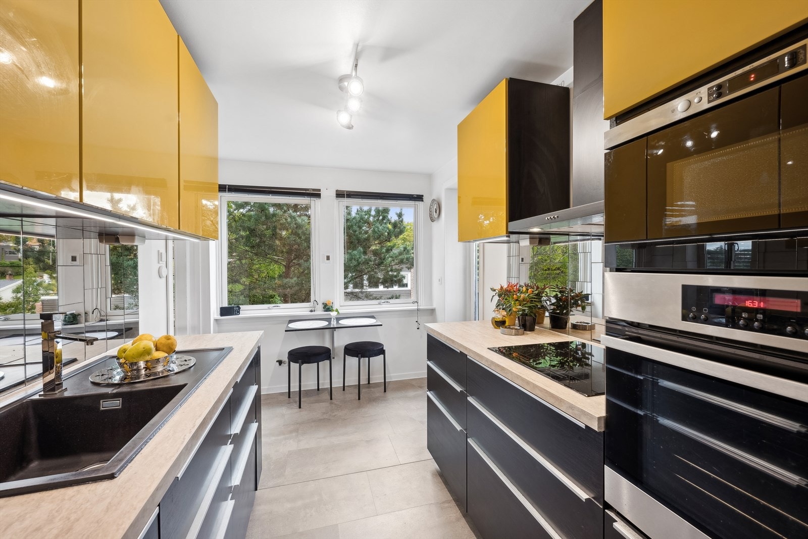 Integrerte hvitvarer som stekeovn, mikrobølgeovn, platetopp, oppvaskmaskin og kjøl/frys medfølger salget Galleribilde