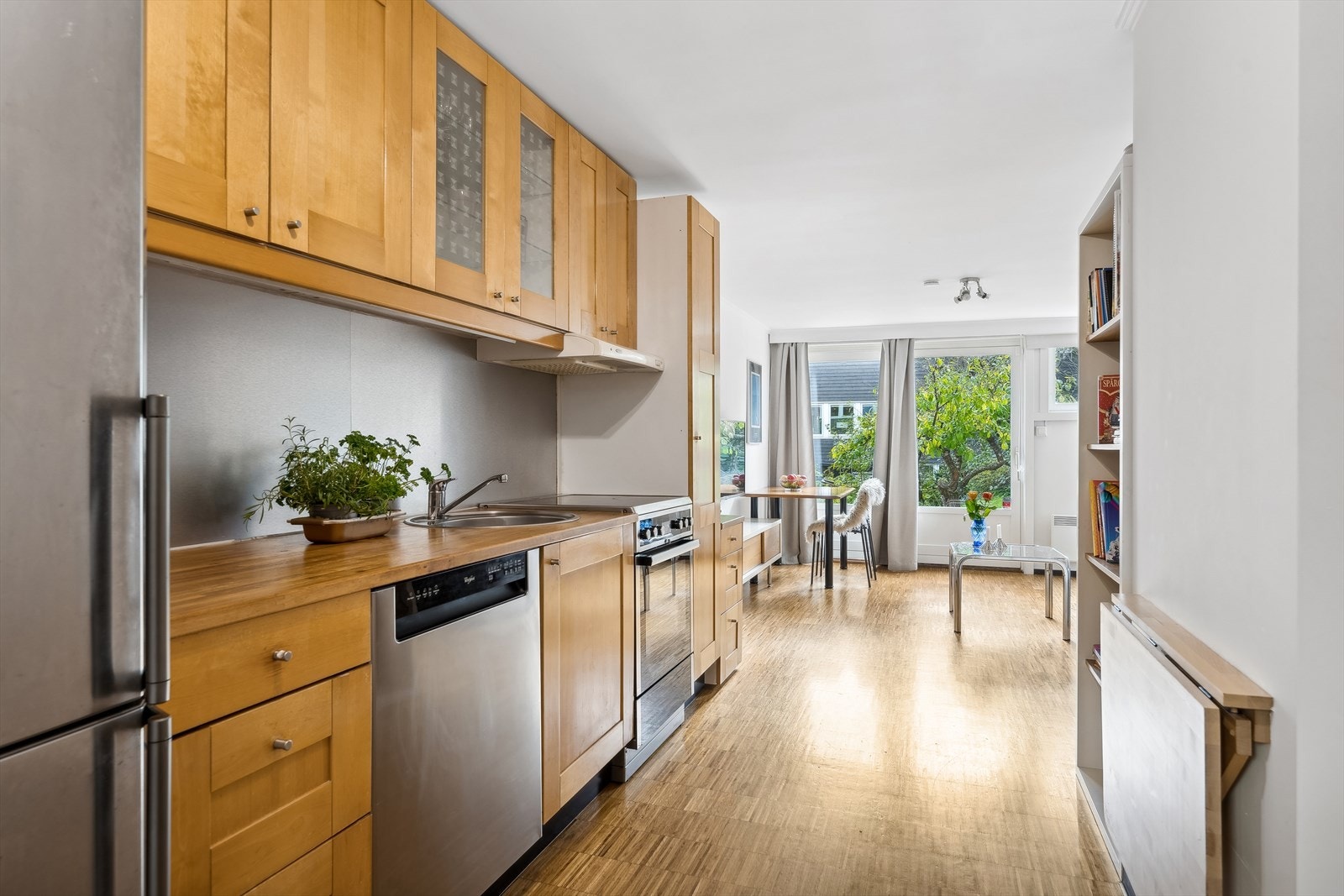 Åpen kjøkkenløsning med fronter i bjerk, heltre benkeplater, nedfelt oppvaskkum og ventilator. Denne delen benyttes i dag til utleie, men kan også benyttes som del av egen bolig om man selv har behov for plassen. Galleribilde