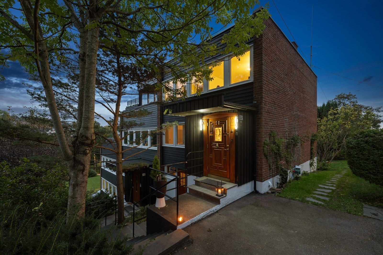 På inngangsiden kan man potensielt opparbeide parkeringsmulighet for 1-2 biler. Her har man også inngang til idyllisk hage. Galleribilde