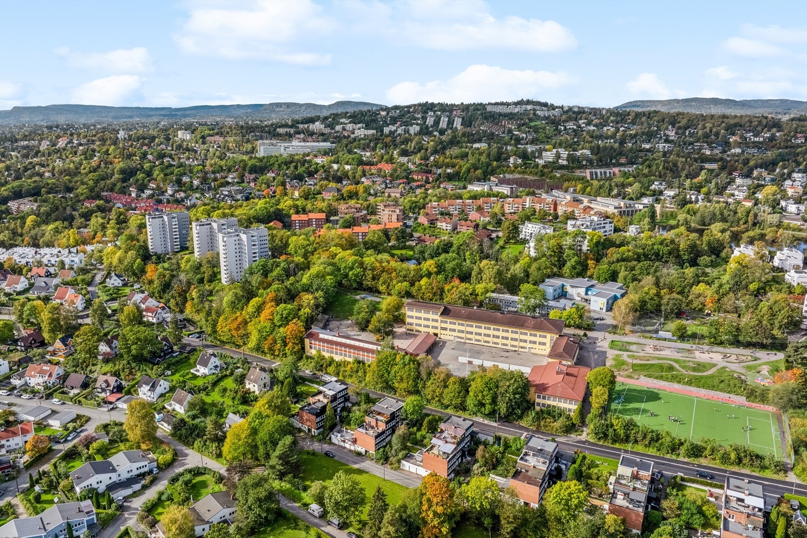 Boligen har en tilbaketrukket, barnevennlig og meget attraktiv beliggenhet, på et høydedrag ved Heggeli/Smestad. Kort gangavstand til skole, fotballbane, barnehage og fine grøntområder. Galleribilde
