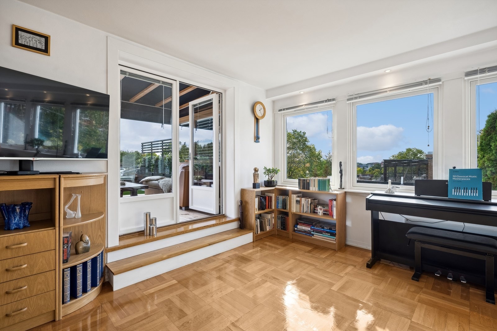 Lekre originale parkettgulv i heltre eik, som ble slipt og oljet i 2024. Galleribilde