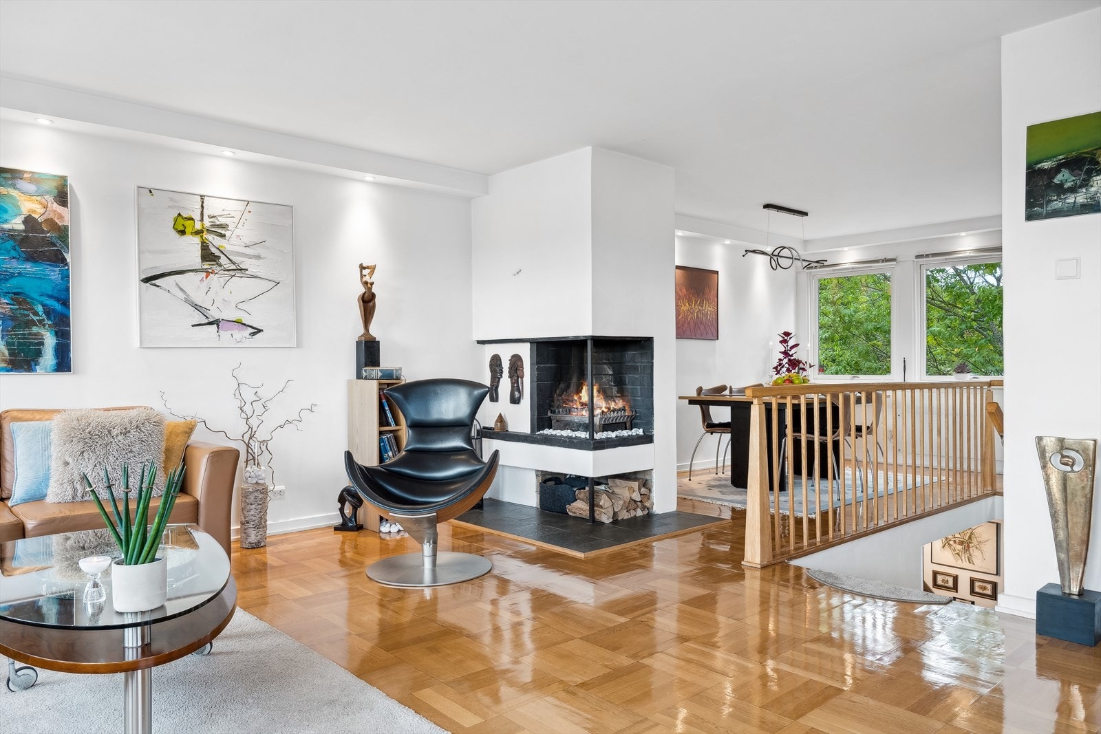 Huset har en åpen peis i stuen, som gir masse varme og deilig atmosfære fra sent på høst til våren Galleribilde