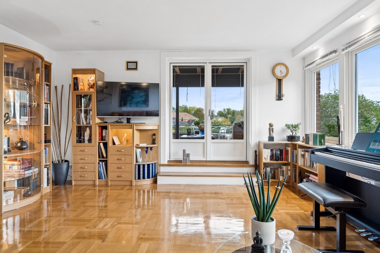 Utgang til takterrasse fra både stue og kjøkken. Det er flott utsyn fra stuen. Galleribilde