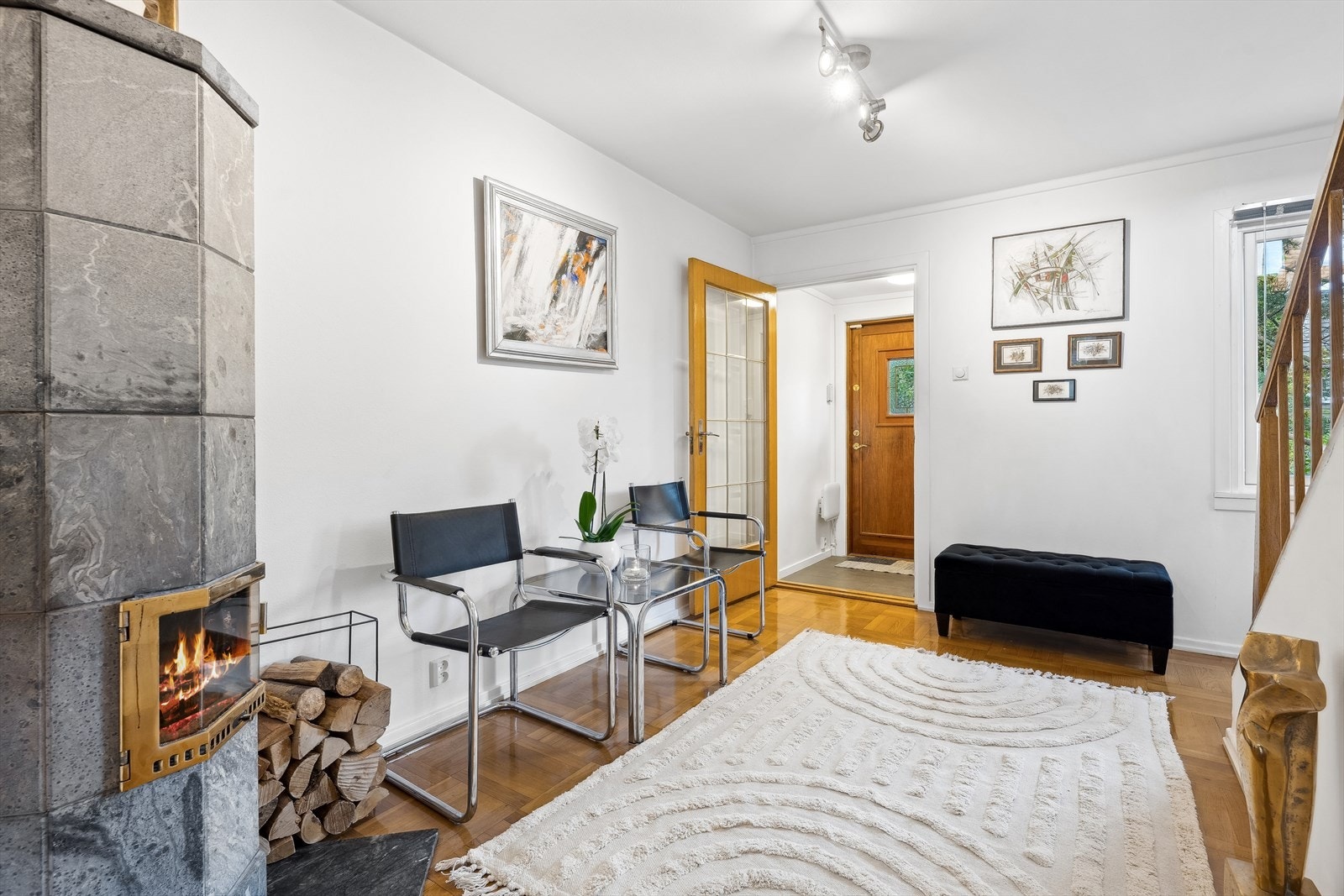 Romslig inngangsparti med original lakket eikedør og ny slipt/lakket parkett gulv (2024) Galleribilde