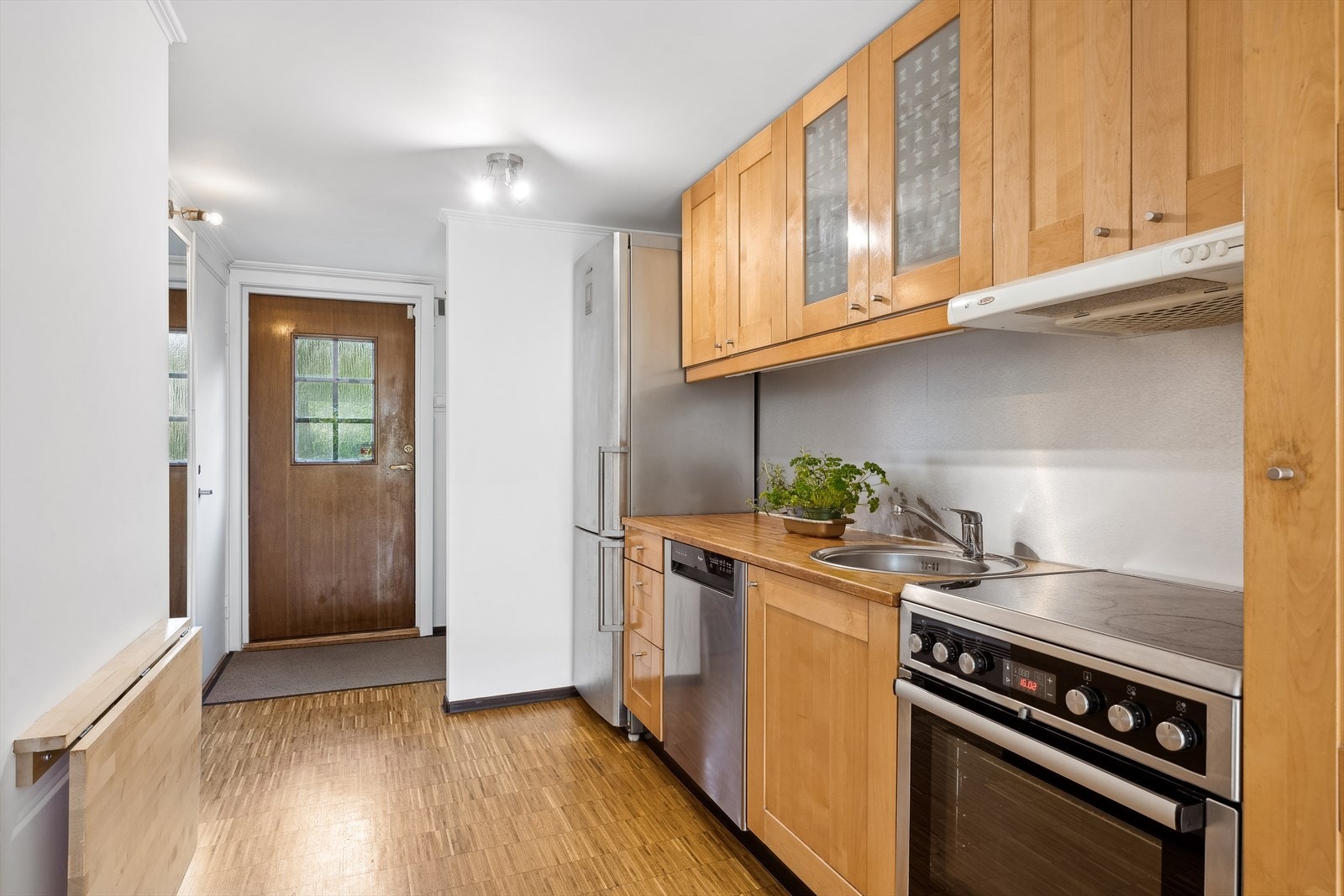 Boligen er innredet med en "utleiedel" i underetasjen, direkte adkomst fra bakkenivå fra forsiden av boligen. Leies i dag ut for ca. k15 000,- Galleribilde