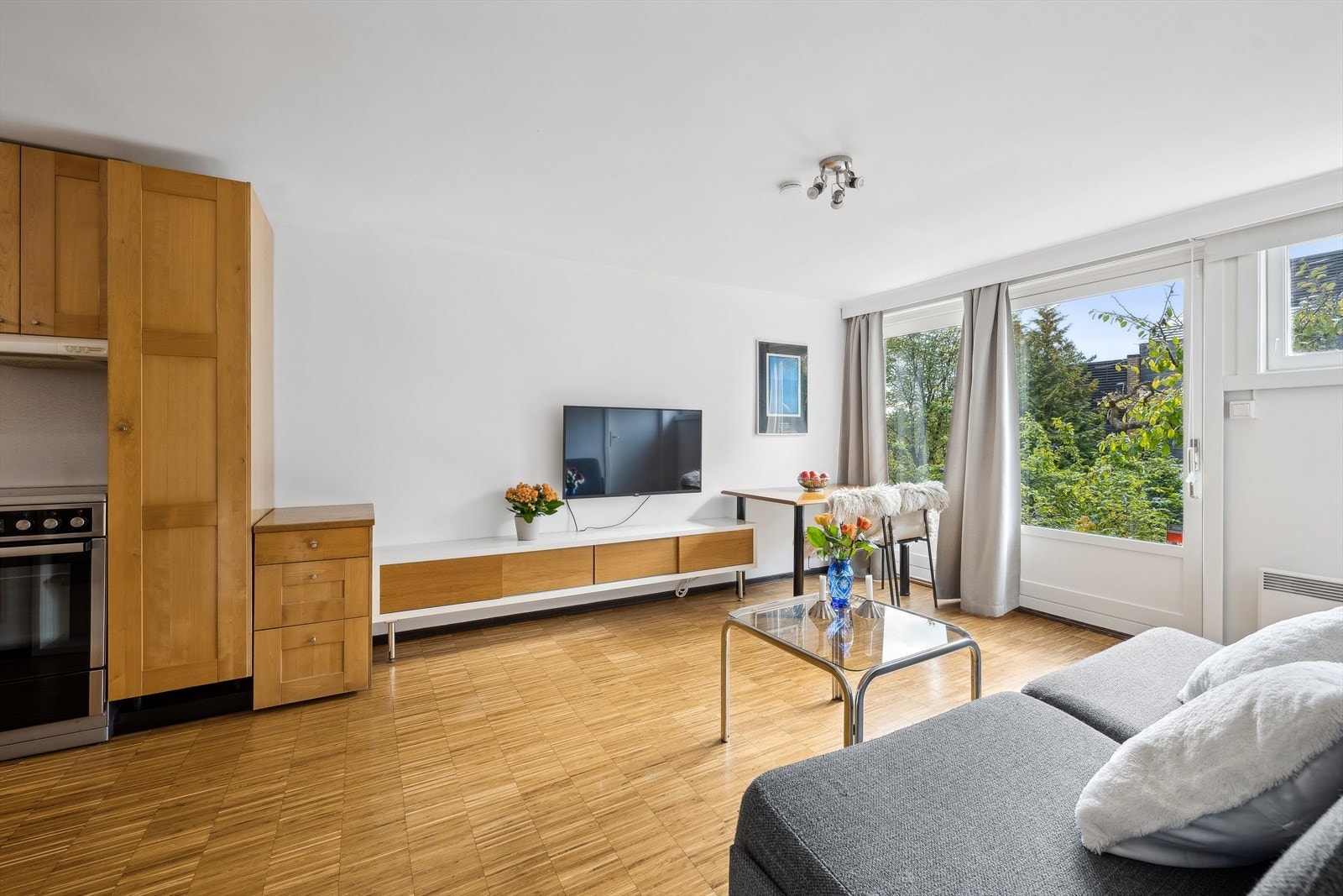 Lys og romslig stue med direkte adkomst til hagen! Galleribilde