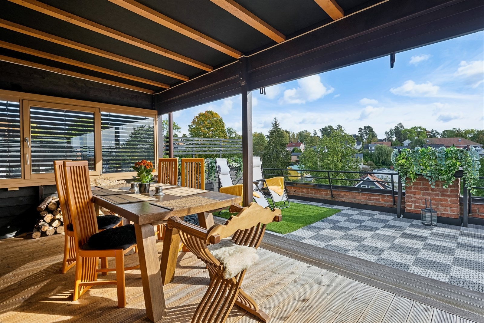 Terrassen er delvis overbygd og skjermet med levegger som gjør at den også kan brukes på regnværs dager/vinteren Galleribilde