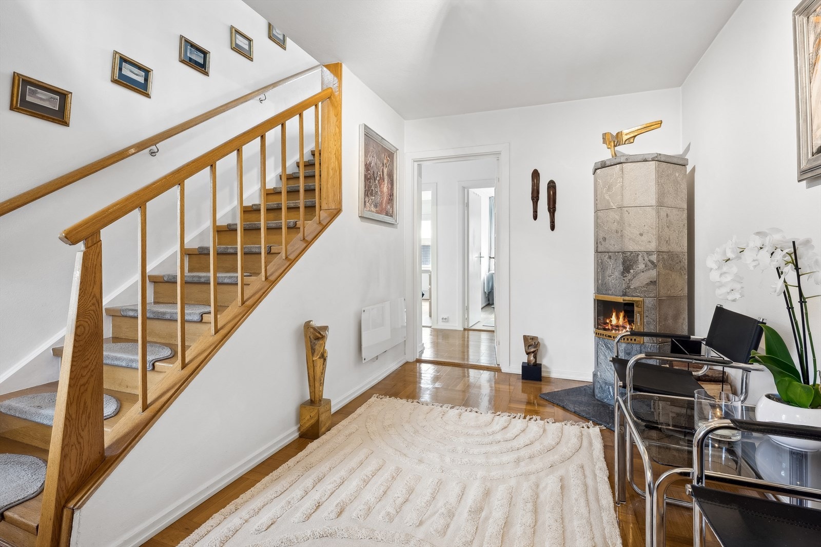 I gangen i 1. etasje er det en stor og lekker svenskeovn dekket med varmbeholdende kleberstein Galleribilde