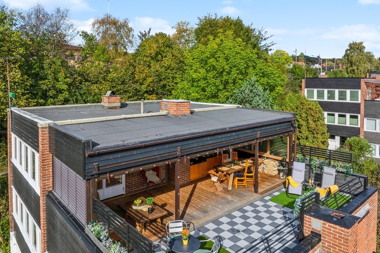 Utgang til terrassen fra både stuen og kjøkkenet. Galleribilde