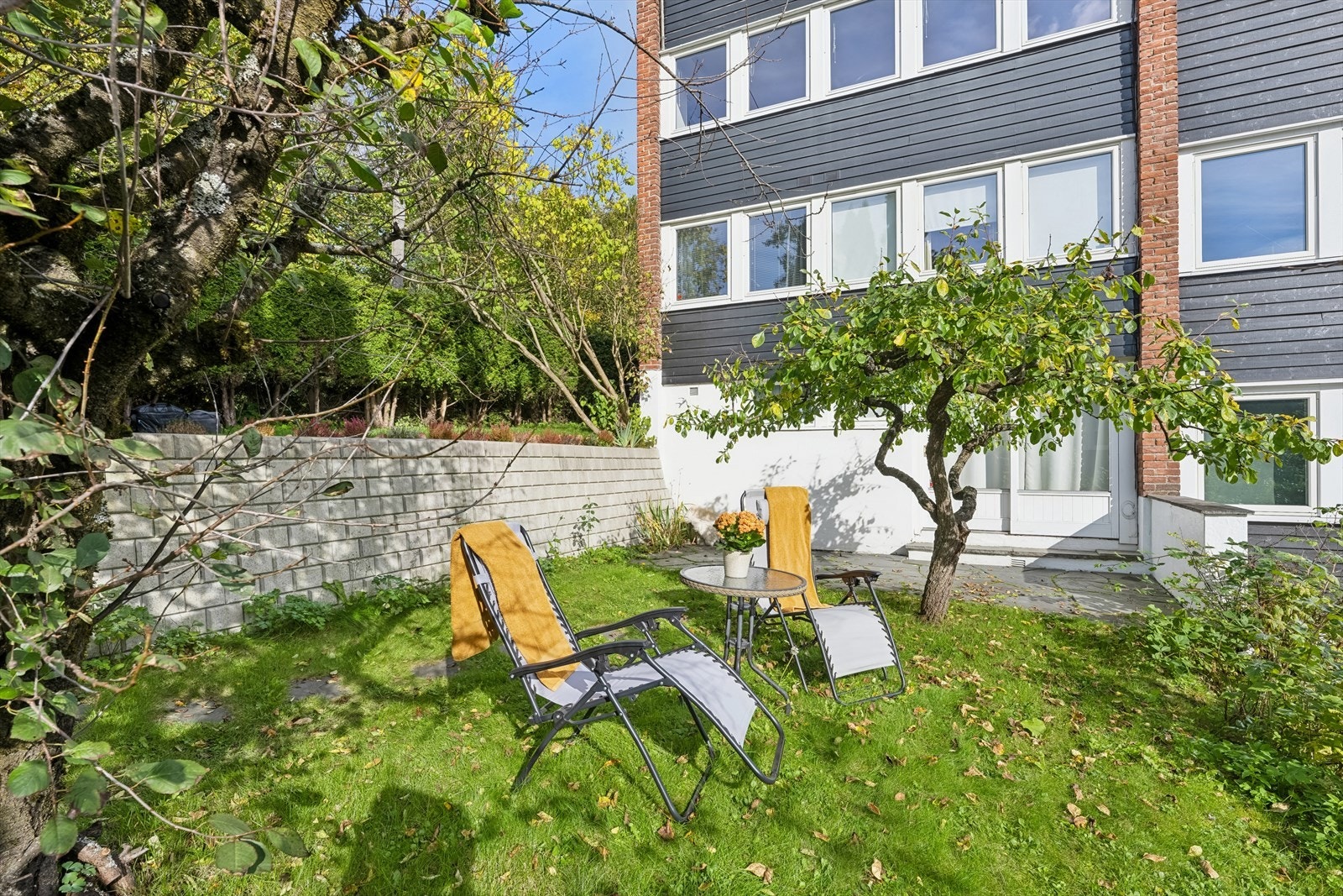 Fra 1. etasje i boligen går du rett ut på en fin og skjermet markterrasse med skifer på ca. 15 kvm og en hyggelig hage. Galleribilde