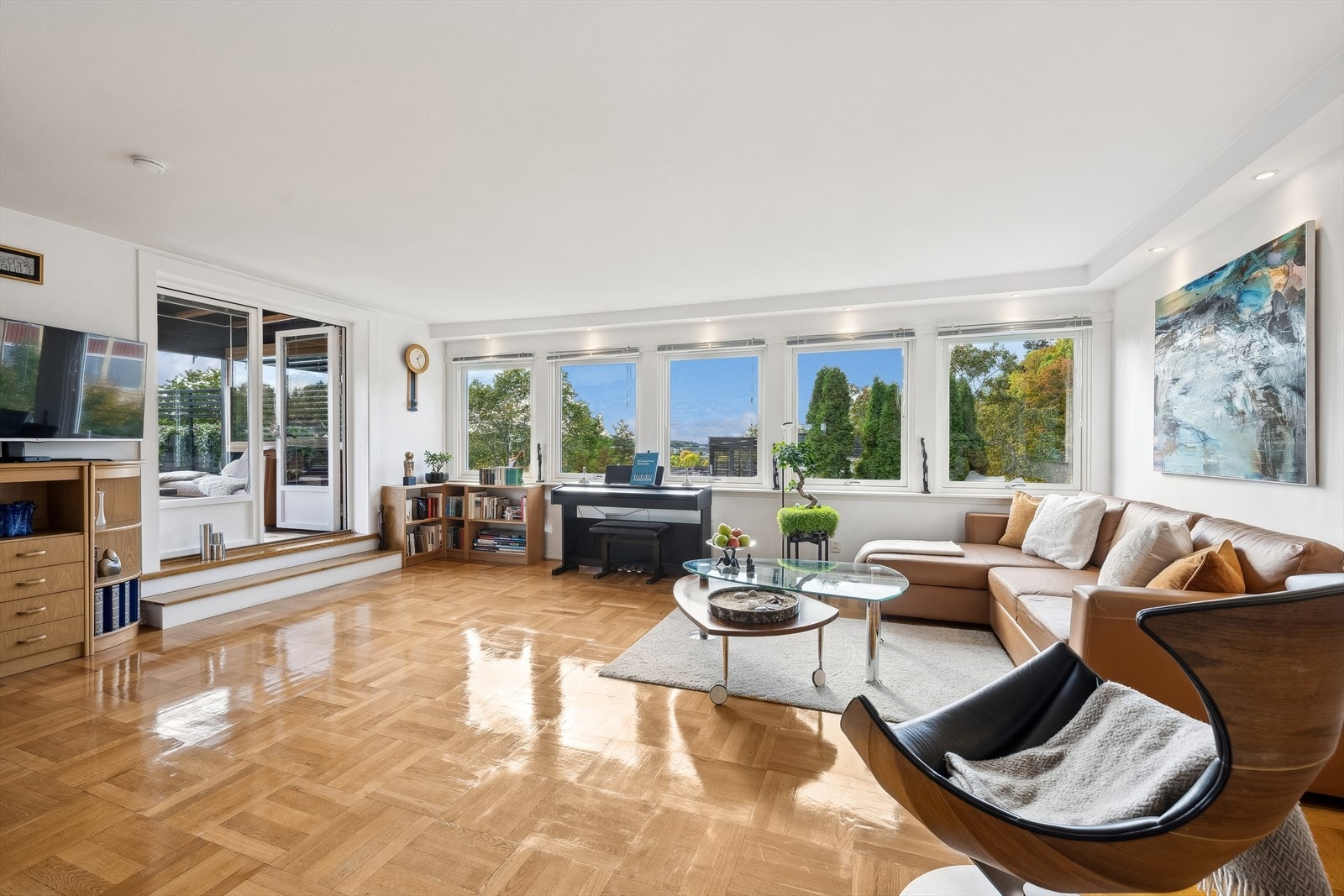 Generøse vindusflater slipper inn godt med lys i boligen og gir en god romfølelse. Galleribilde