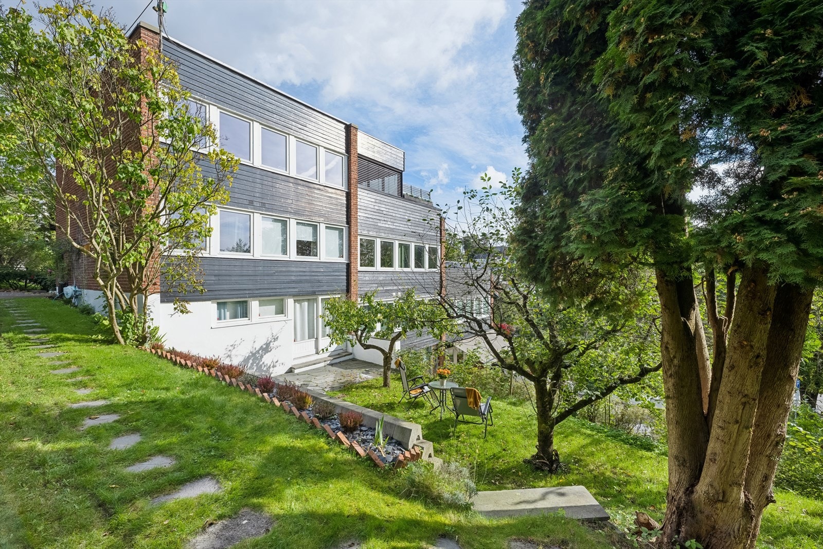 Velkommen til Konventveien 24A, presentert av Andreas Bjerke Hansen i DNB Eiendom. Fantastisk ende m/ takterrasse på Smestad! Galleribilde