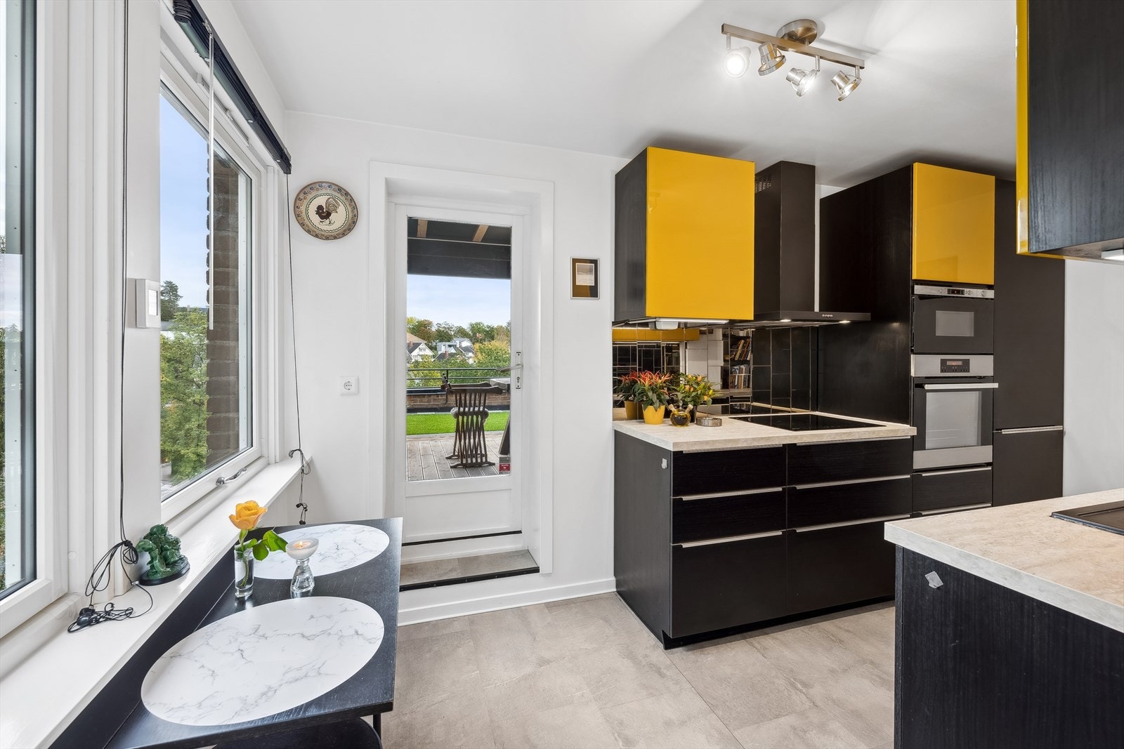 Fra kjøkkenet er det også utgang til terrassen, oppvaskmaskinen, ovn og servanten ble byttet ut for ca 1 år siden Galleribilde