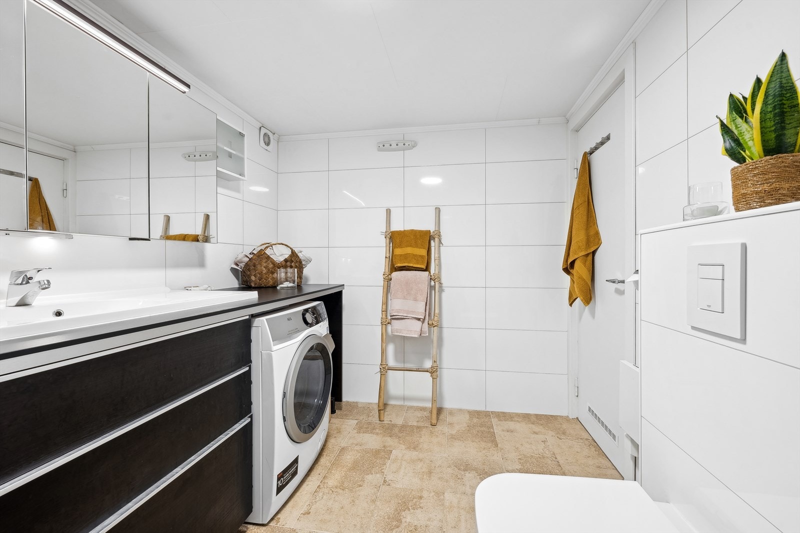 Komplett bad med gulvvarme og opplegg for vaskemaskin Galleribilde