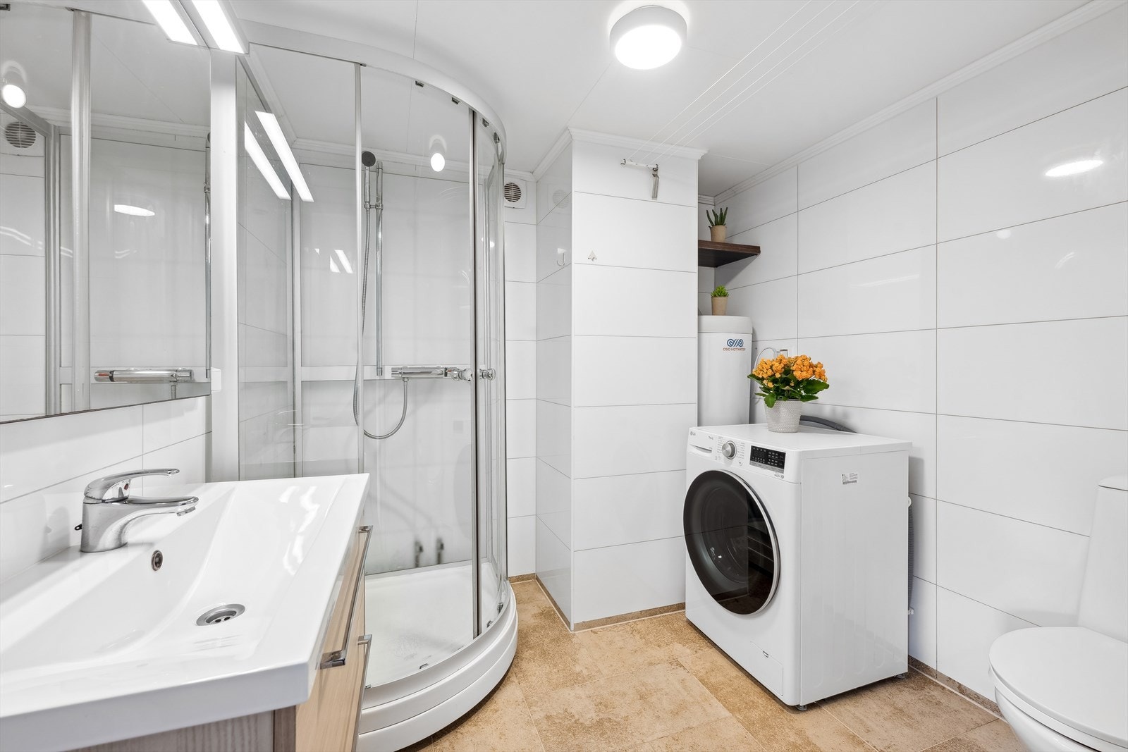 Badet fra 2015 i 1. etasje. Badet er en del av det som i dag benyttes som utleiedel. Badet har en god størrelse, det er varmekabler i gulv. Galleribilde