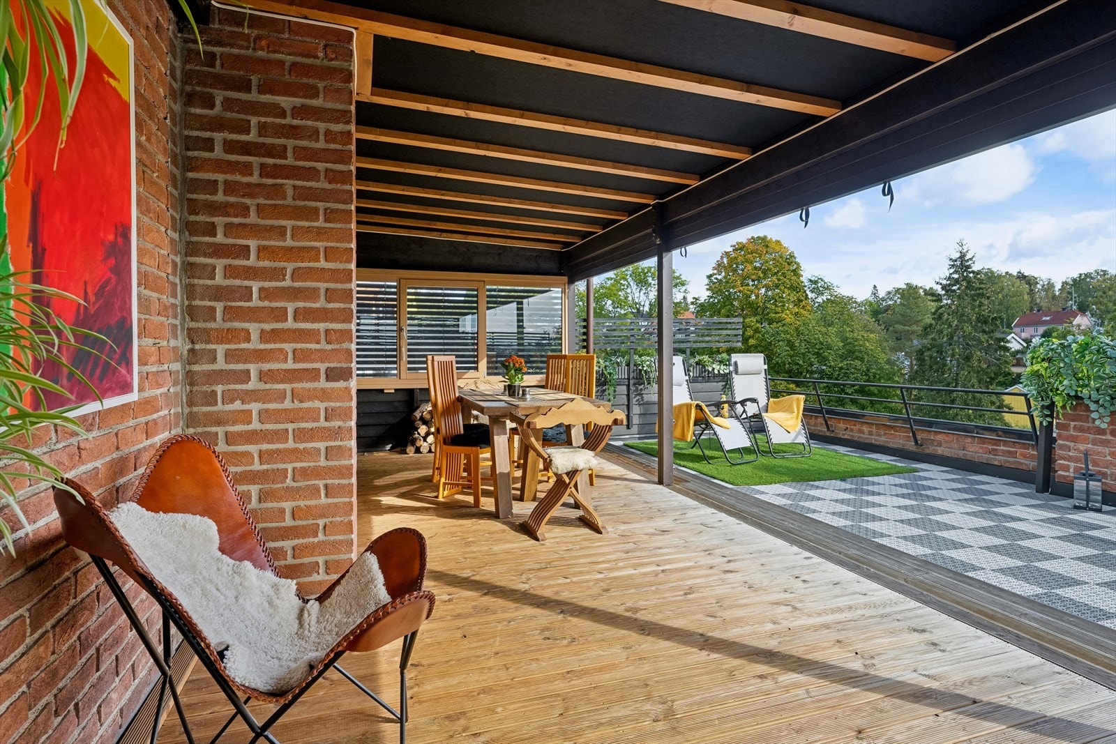 Det er utgang fra stuen i 2. etasje til en sydøstvendt terrasse på hele 52 kvm, delvis overbygd som gir flere bruksmuligheter Galleribilde