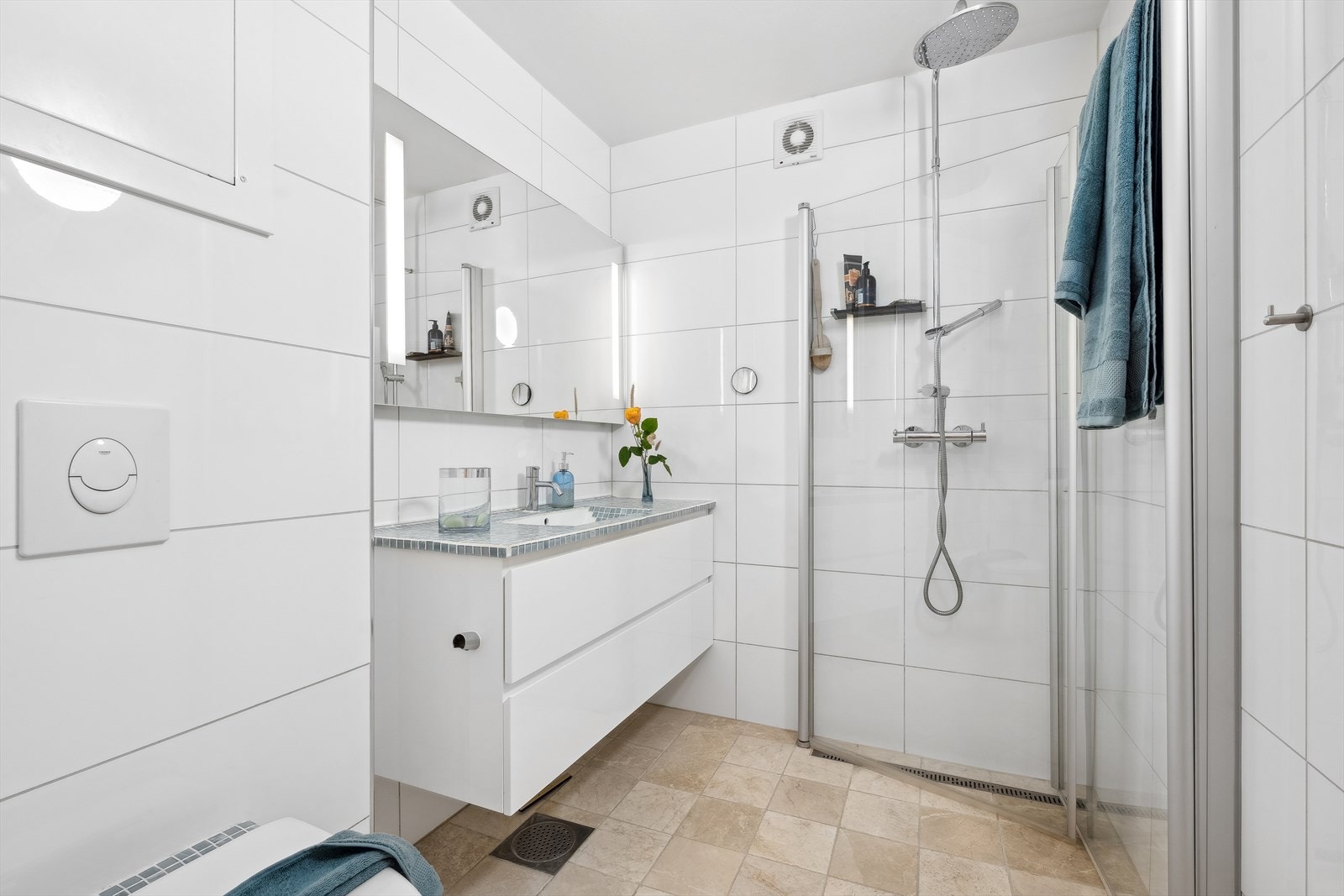 Badet i 2. etasje er fra 2013 er et praktisk innredet dusjbad med direkte adkomst fra alle soverommene. Et trapp ned finner man også en romslig bad/vaskerom. Galleribilde