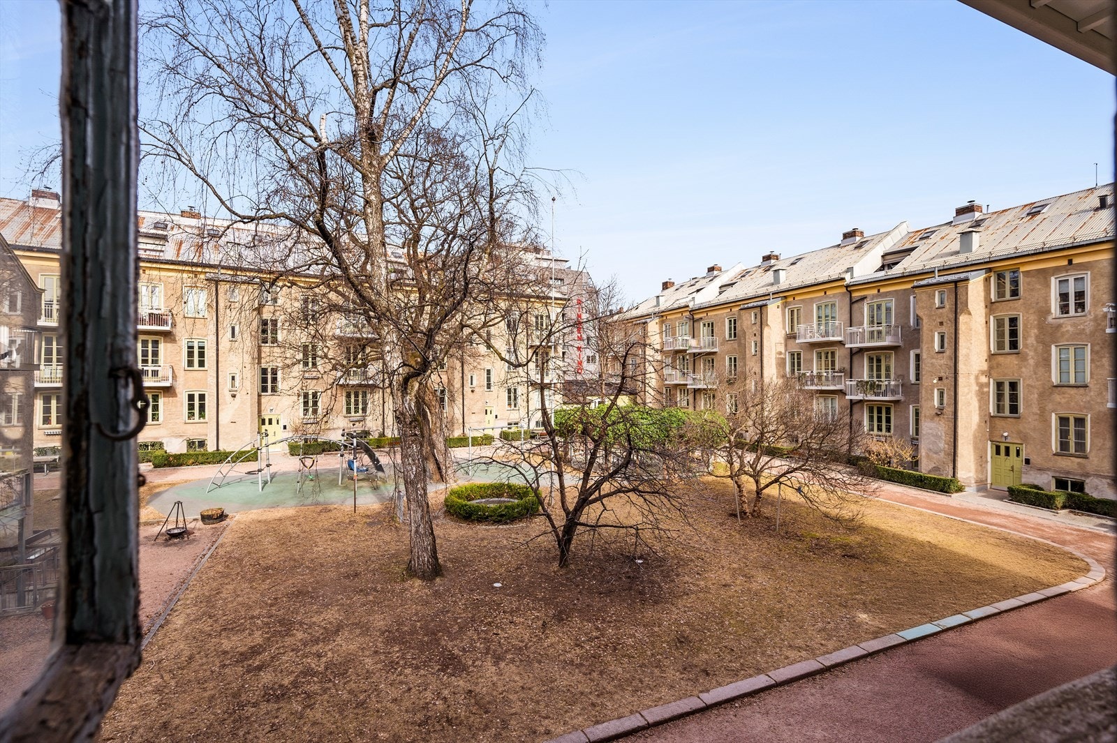 Fra den ene stuen og kjøkken har du hyggelig utsikt over borettslagets felles gårdsrom som er blant områdets aller vakreste - prosjektert av arkitektkontoret Snøhetta. Galleribilde