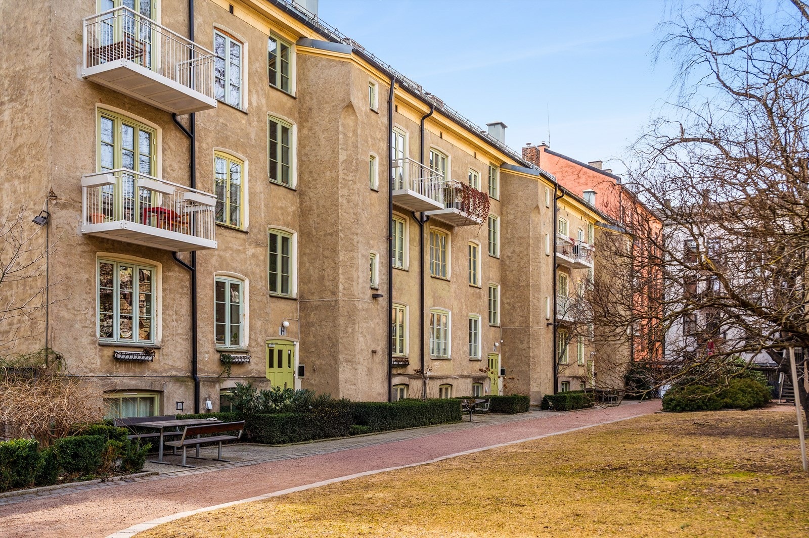 Leiligheten ligger fint til i bygningens 2. etasje. Sjarmerende gruslagte gangveier, plenarealer, mange sittebenker og nydelig beplantning gjør dette til en virkelig flott bakgård. Galleribilde