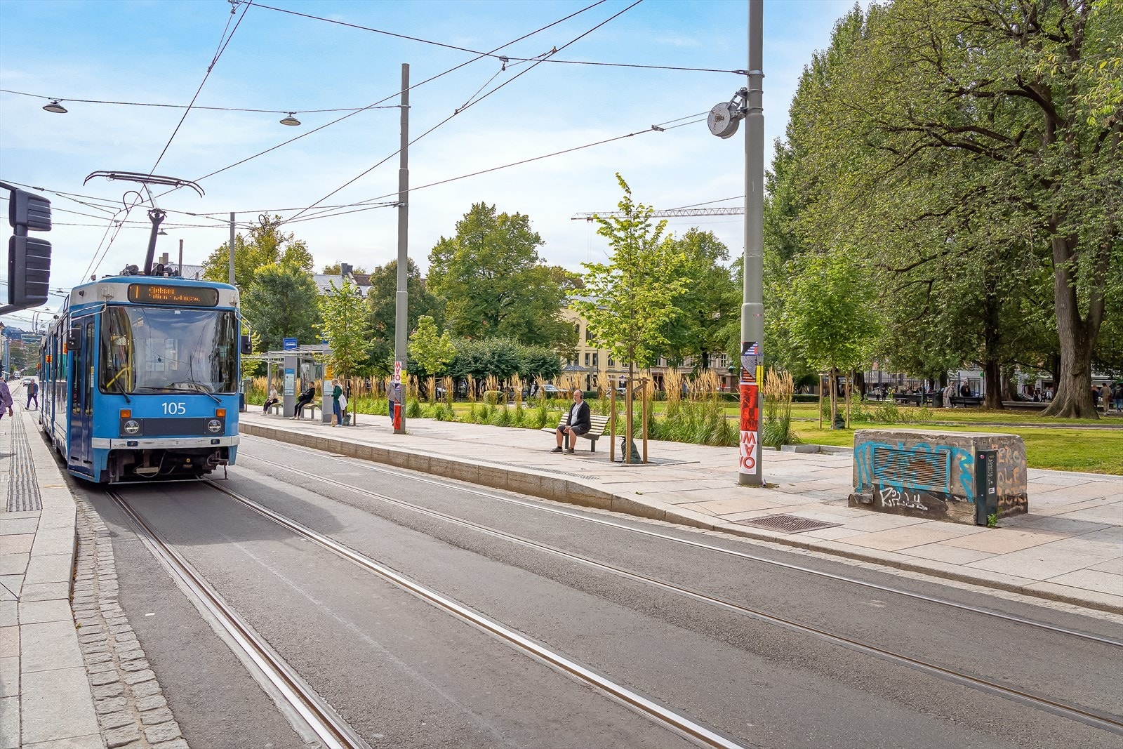 Godt tilbud av offentlig transport med både trikker (nr. 17, 12 og 13) og busser (nr. 21, 30, 31 og 33) rett i nærheten Galleribilde