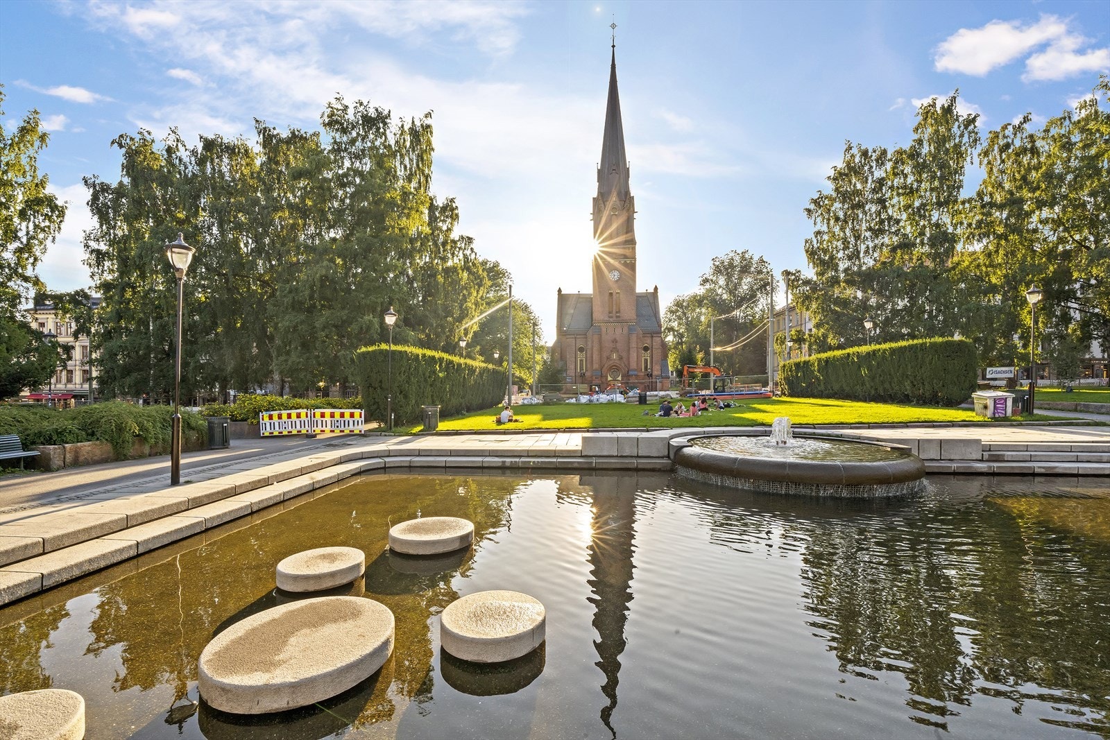 Paulus Kirke ligger like ovenfor parken Birkelunden, kun kort vei fra leilighheten. På Birkelunden arrangeres det ofte forskjellige markeder og andre kulturaktiviteter. Galleribilde