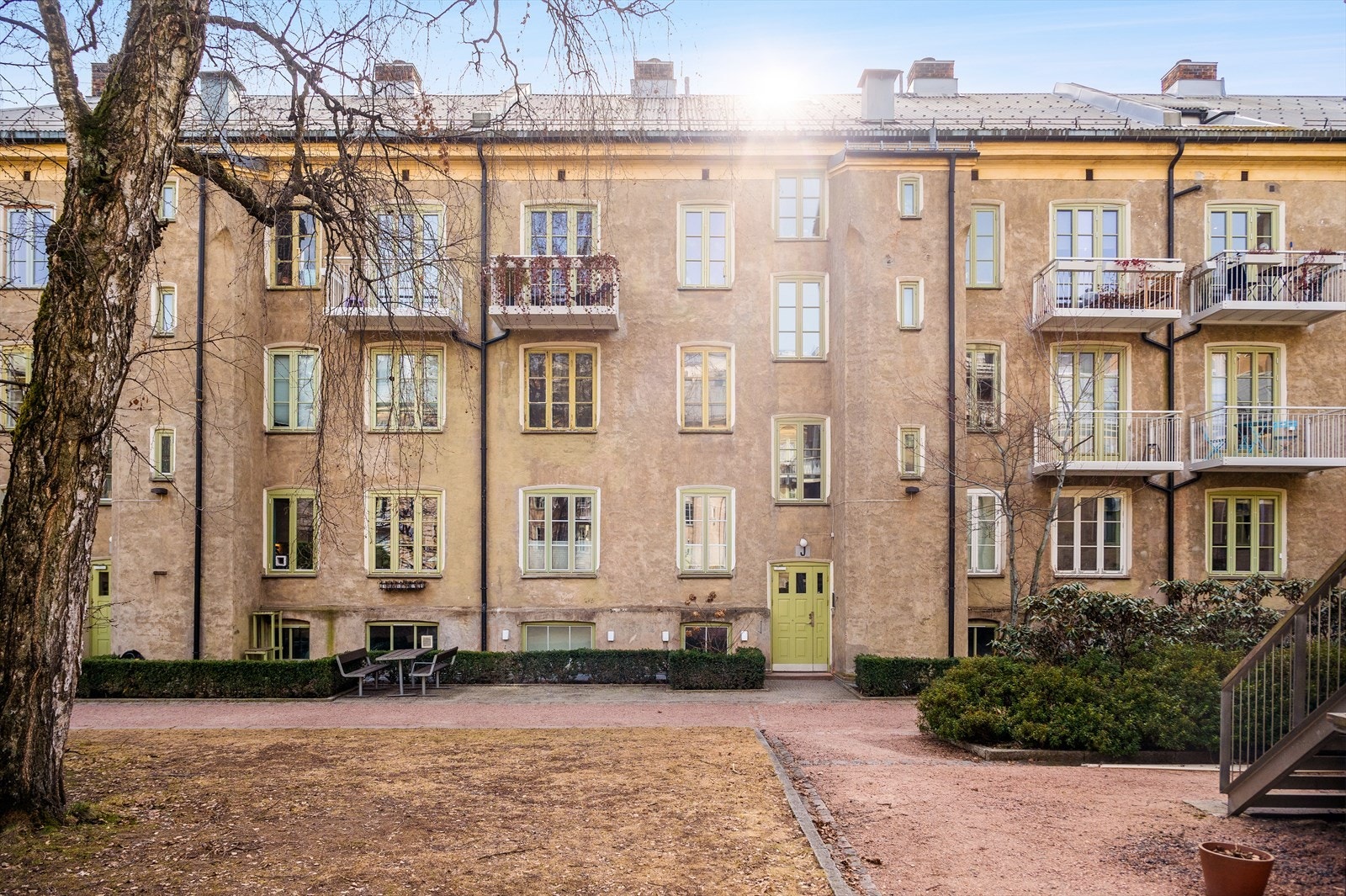 Nordvik Bolig ved Sylvia Post har gleden av å presentere Toftes gate 25J - Et 3-roms oppussingsobjekt med gjennomgående planløsning i et av Grünerløkkas mest ettertraktede borettslag. Fantastisk bakhage tegnet av Snøhetta. Galleribilde