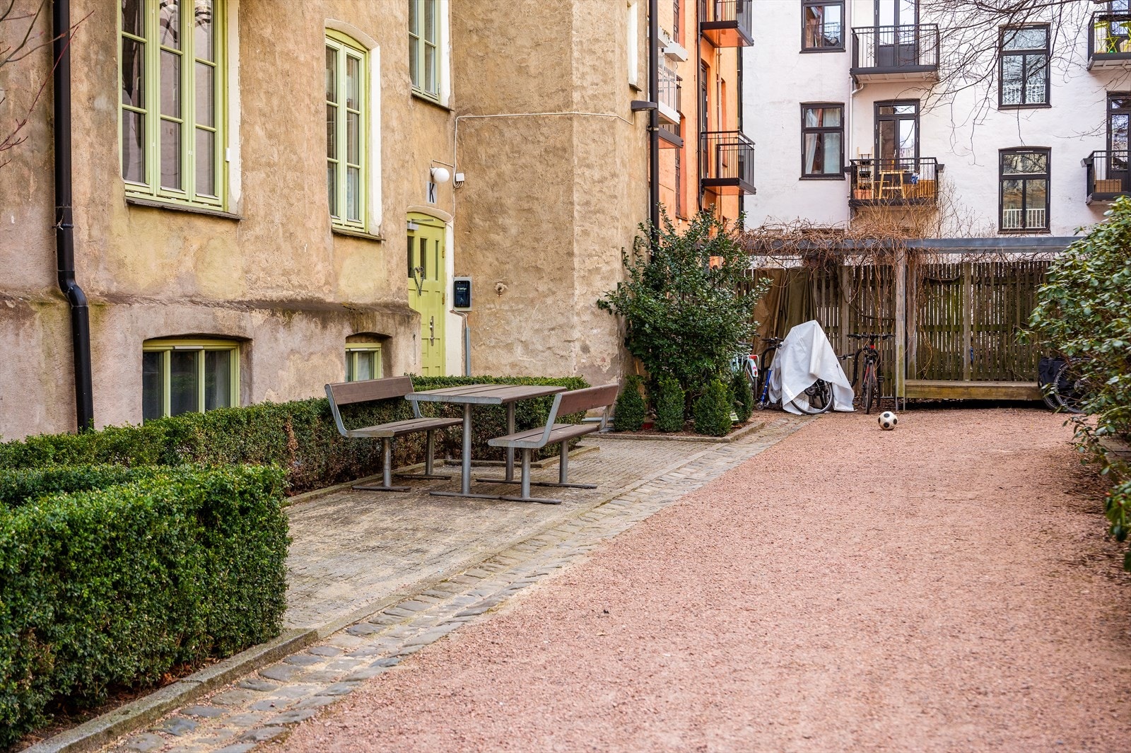 Den vakre og skjermede bakgården er til stor glede for både barn og voksne i borettslaget. Galleribilde