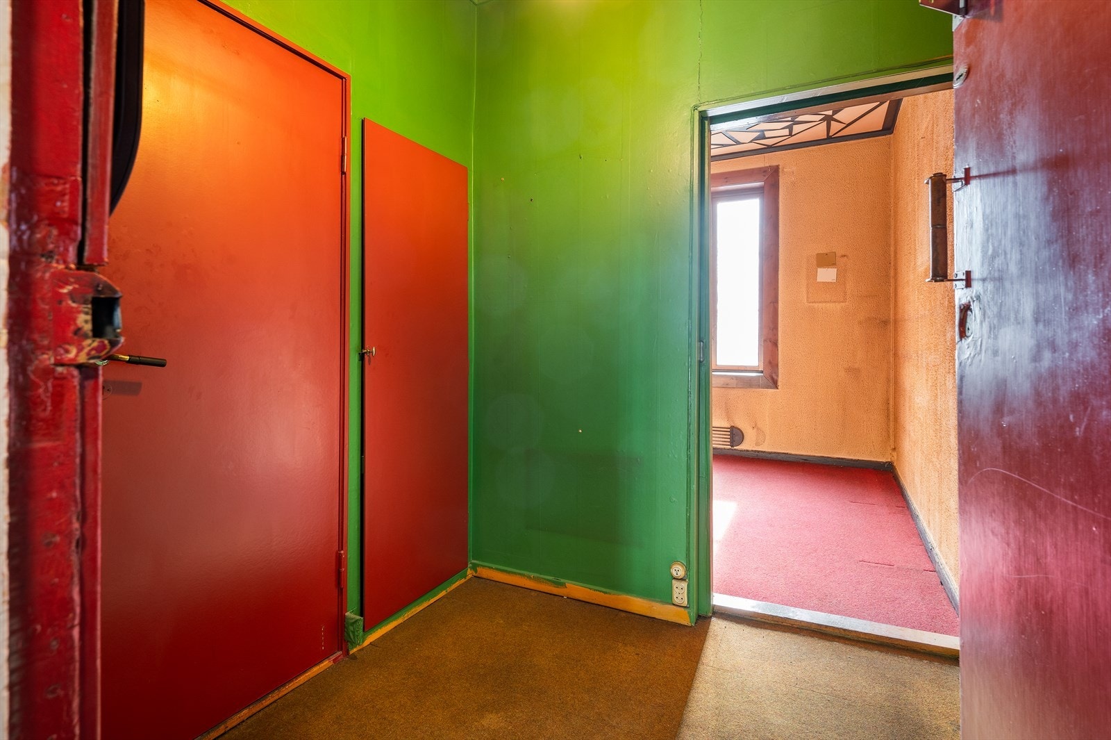 Boligen ligger fint til i gårdens 2. etasje og har en gjennomgående planløsning. Galleribilde