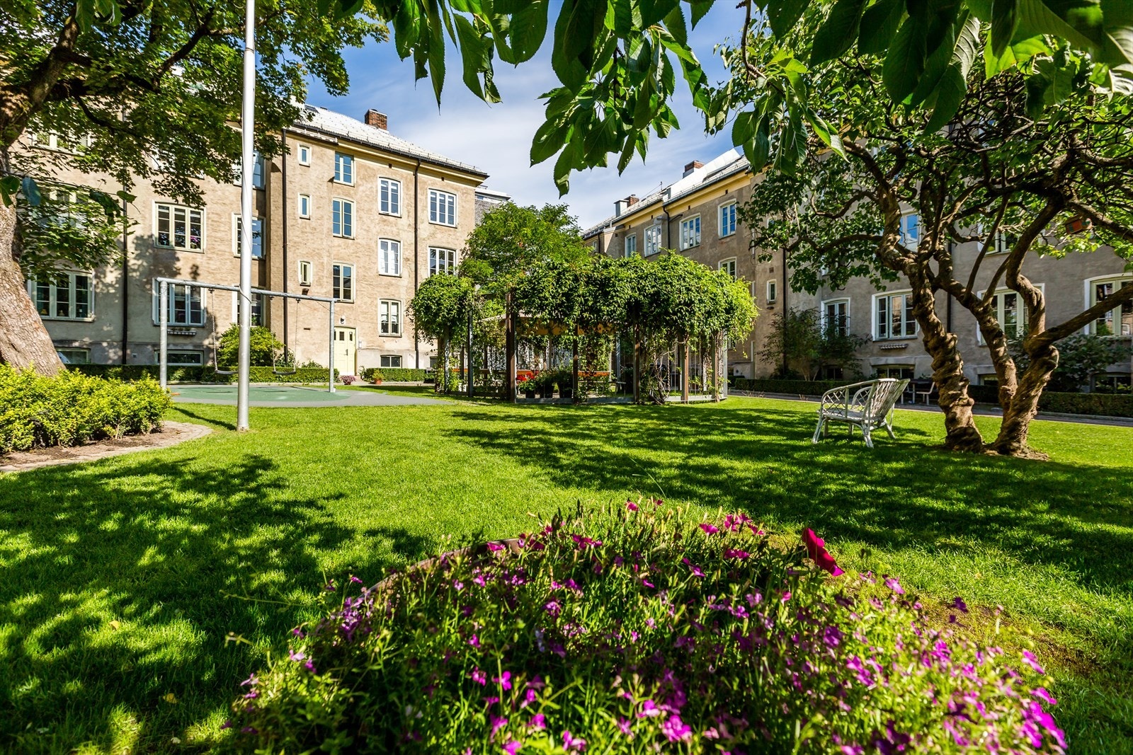 Sommerbilder av den vakre bakgården (bilder er tatt før balkongprosjekt) Galleribilde