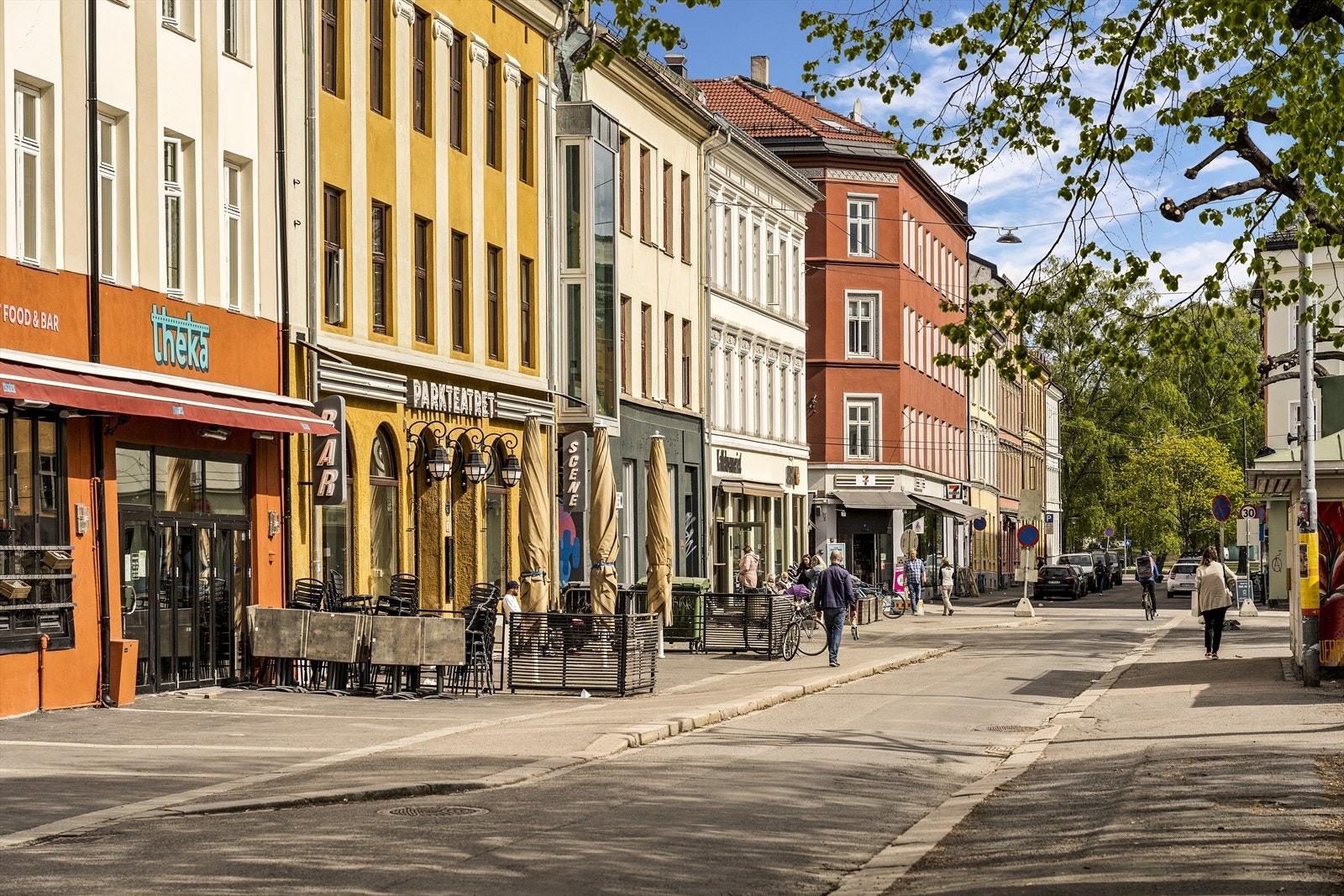Olaf Ryes Plass har bredt tilbud av restauranter og kafeer. Området er i dag mest kjent for sitt pulserende uteliv, hyggelige gatecaféer, markeder og små nisjeforretninger. Galleribilde