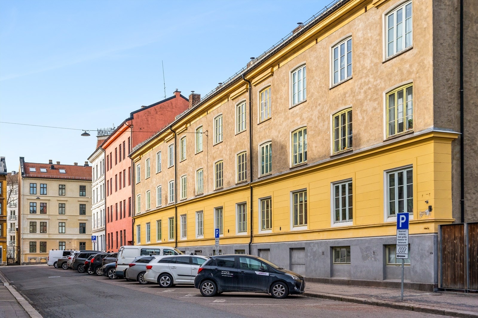 Leiligheten vender på den ene siden mot borettslagets vakre og rolige bakgård og den andre siden mot enveiskjørt gate med svært lite trafikk. Området er en del av ordningen "Beboerparkerning". Galleribilde
