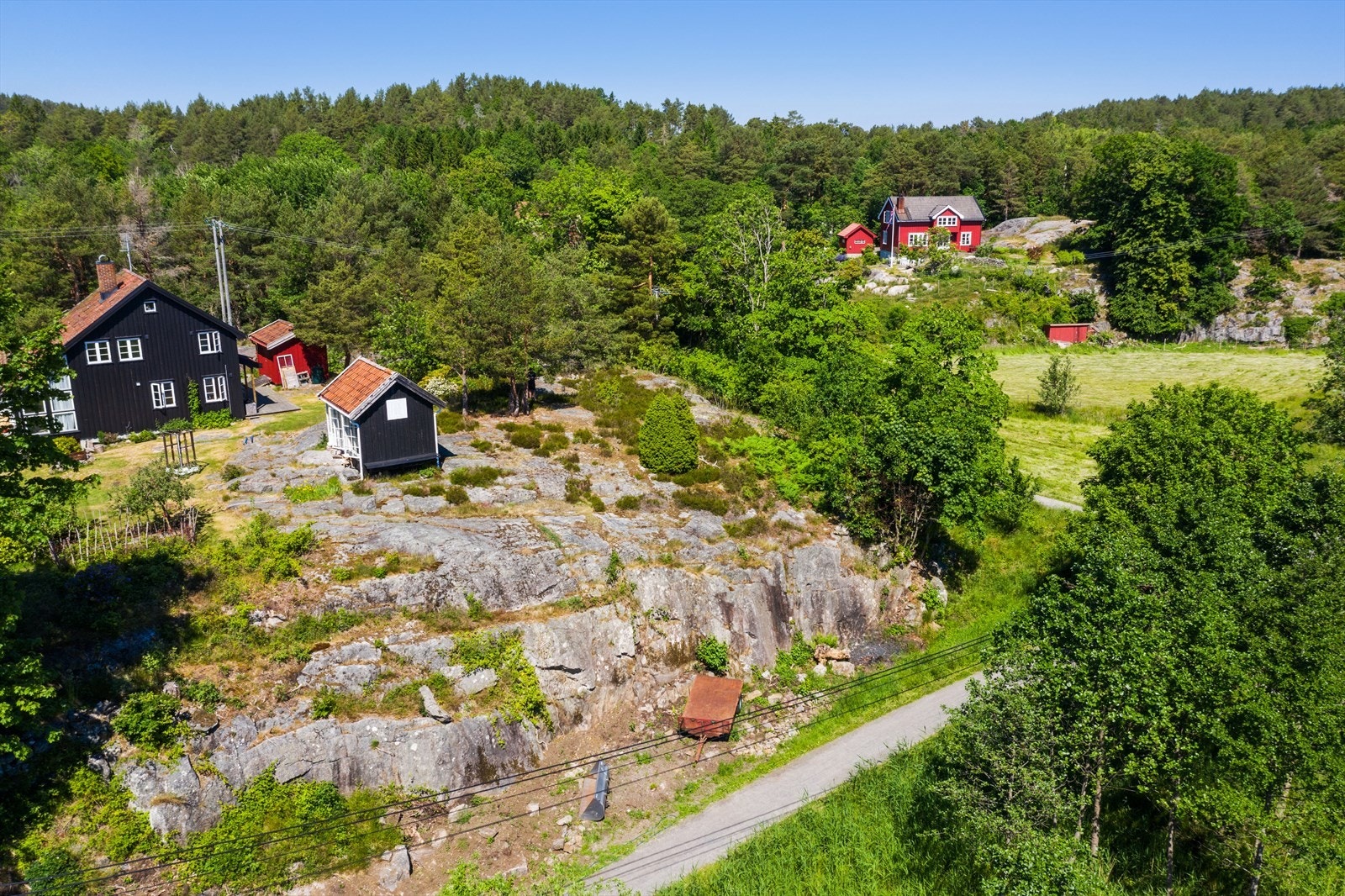 Bildene er tatt i 2020 - tomten fremstår tilnærmet lik og området har mindre endringer. Galleribilde