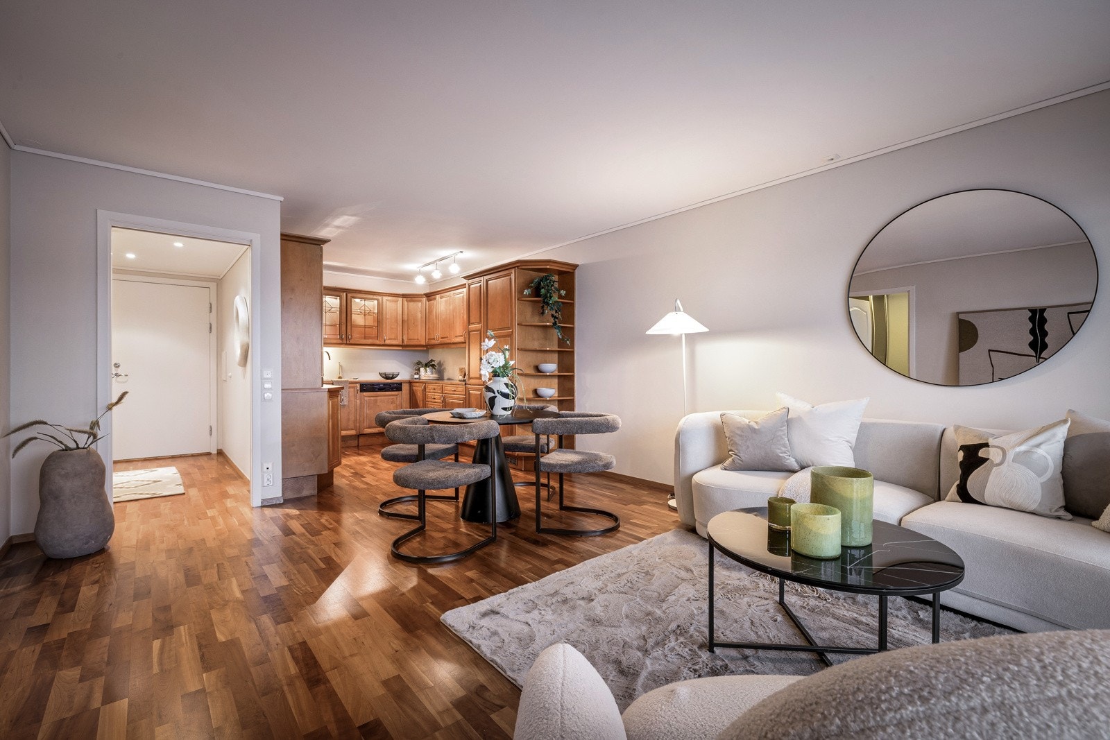 - Videre er det integrert hvitevarer som ovn, keramisk topp, oppvaskmaskin og kjøleskap med frysedel - Galleribilde