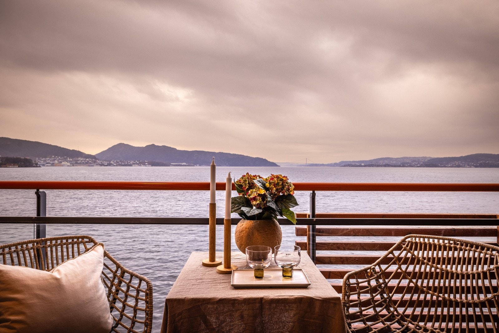 - Her kan du sitte i sjøkanten og nyte bølgeskvulp og en deilig utsikt - Galleribilde