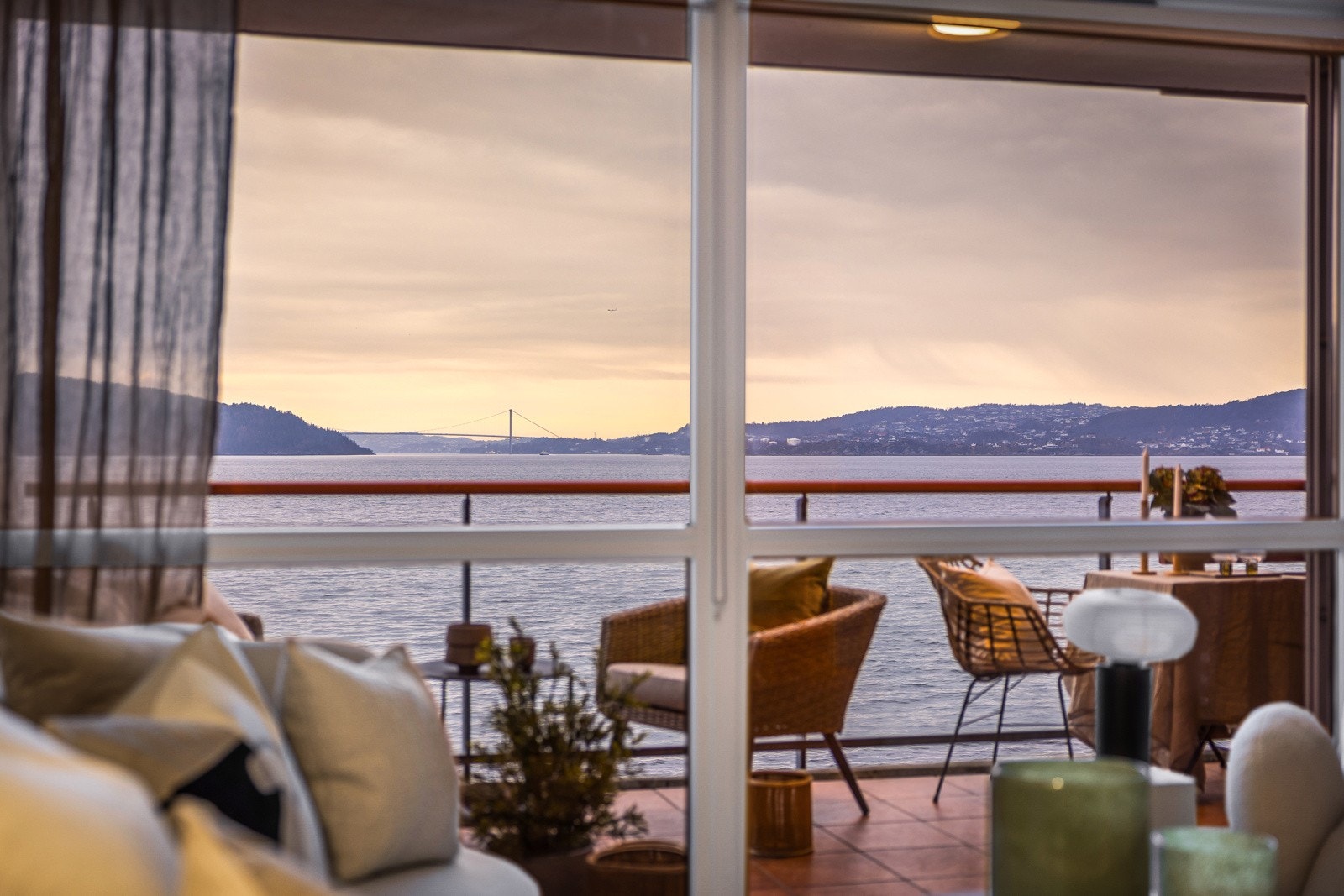 - Det er godt lysinnslipp og fri utsikt mot Byfjorden - Galleribilde