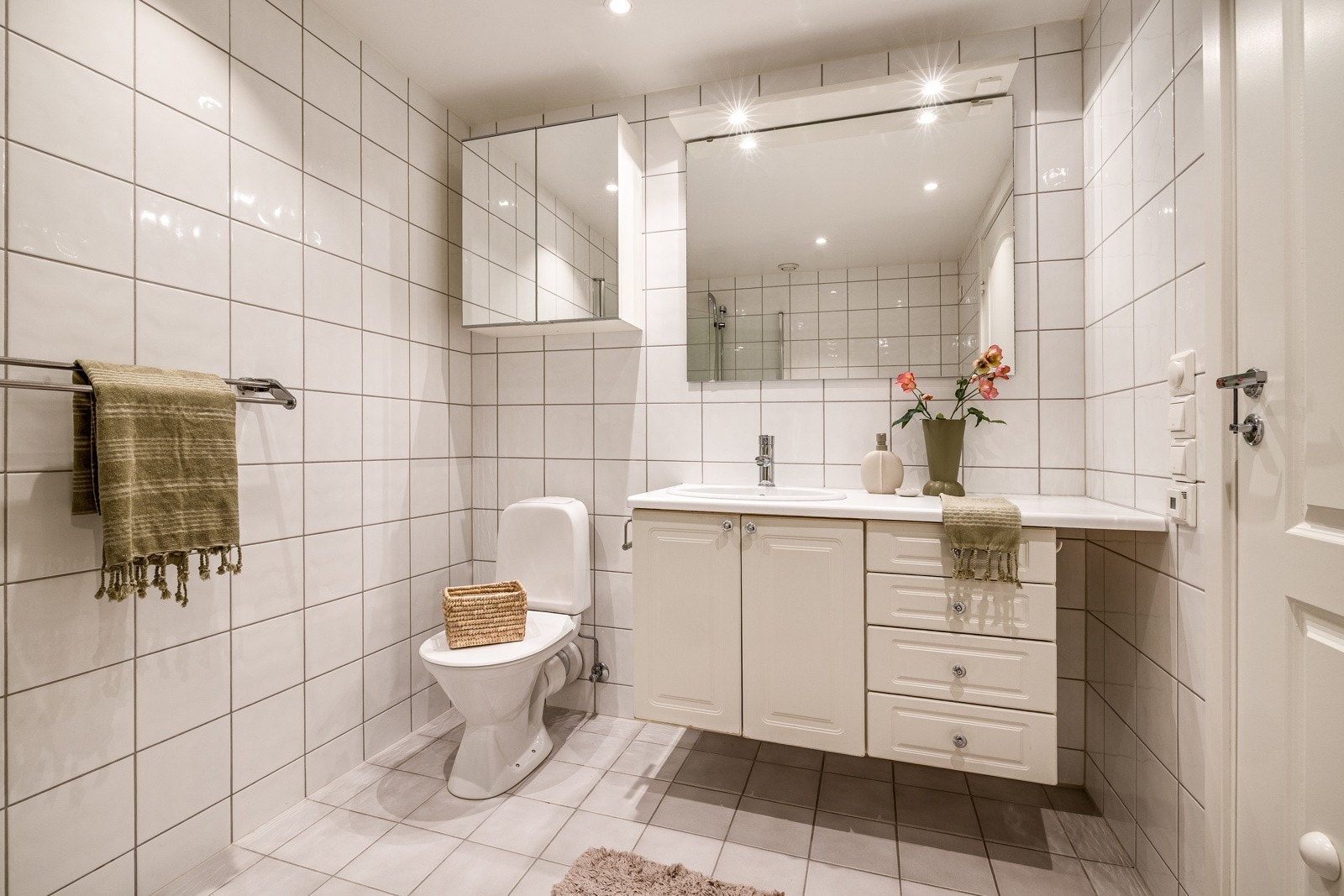 - Det er varme i gulv, mekanisk avtrekk, fordelerskap for rør i rør og spotlights i himling - Galleribilde