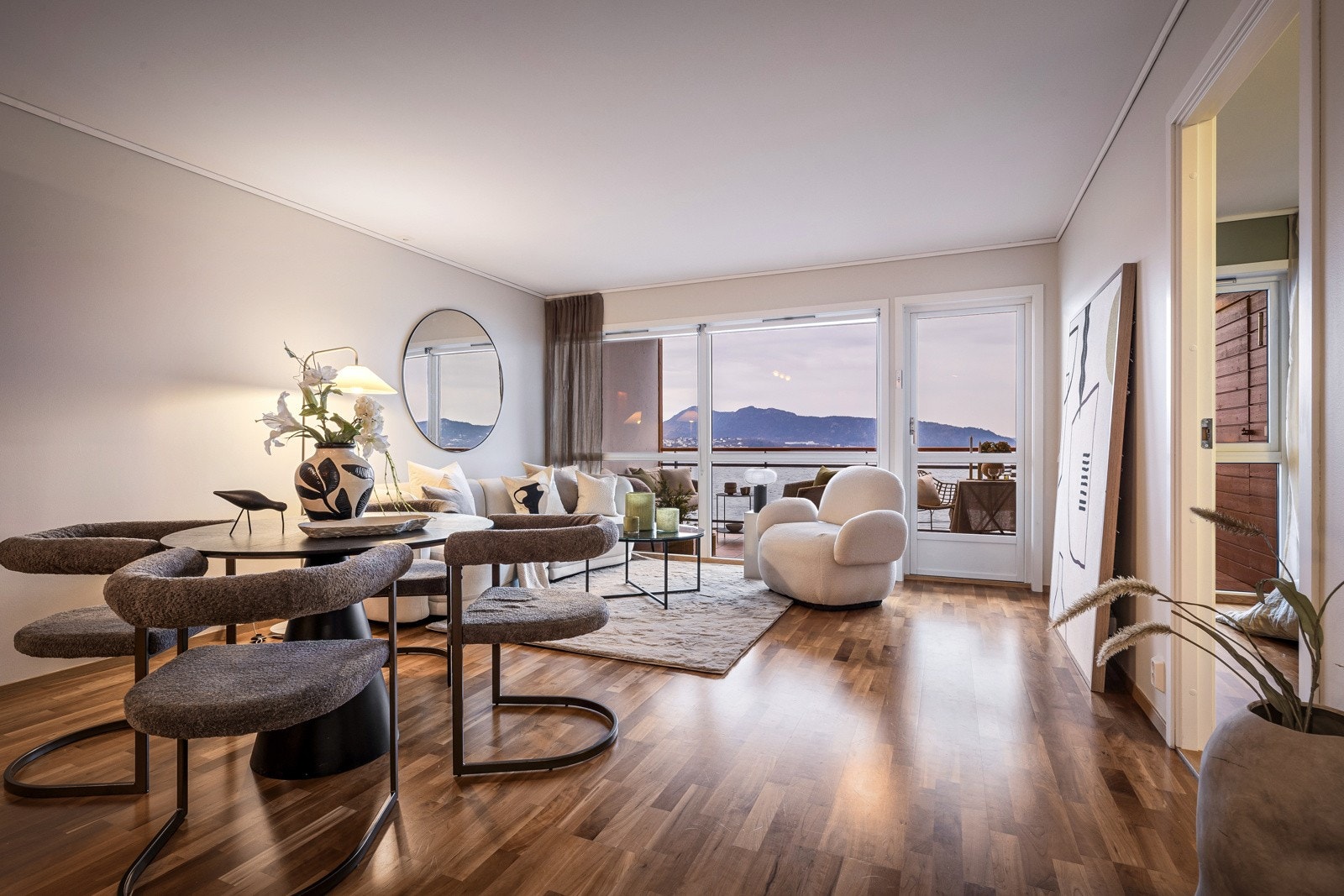 - Her har du plass til sofa med tilhørende møblement og spisebord - Galleribilde