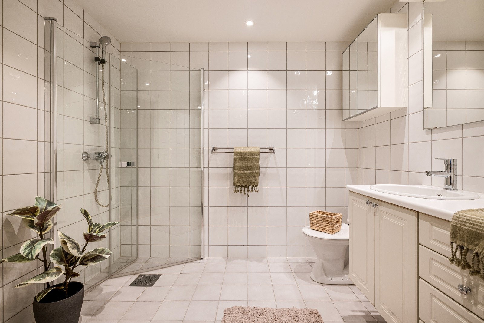 - Badet er helfliset og måler 5,1 kvm - Galleribilde