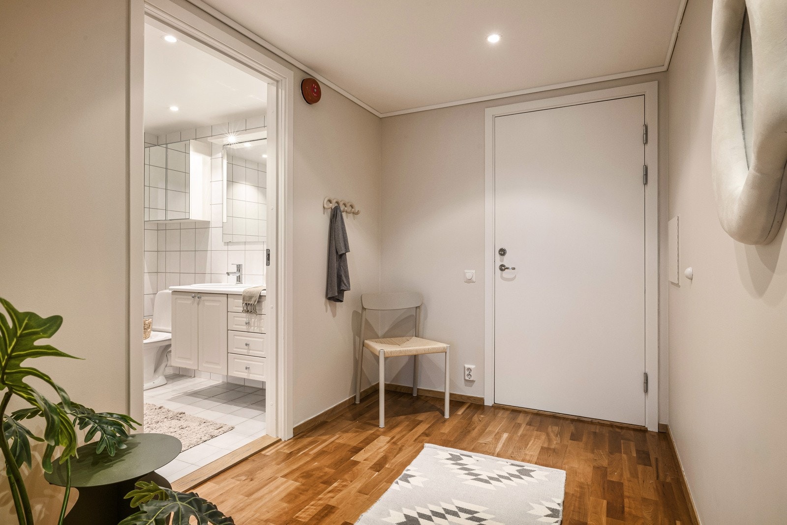 - Leiligheten har en romslig entré - Galleribilde