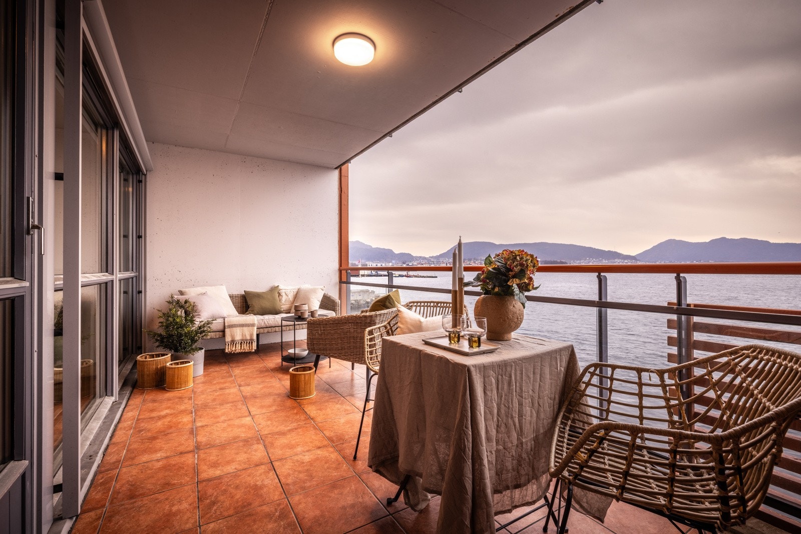 - Fra stue har du direkte adkomst til romslig, sørvestvendt balkong på 13 kvm - Galleribilde