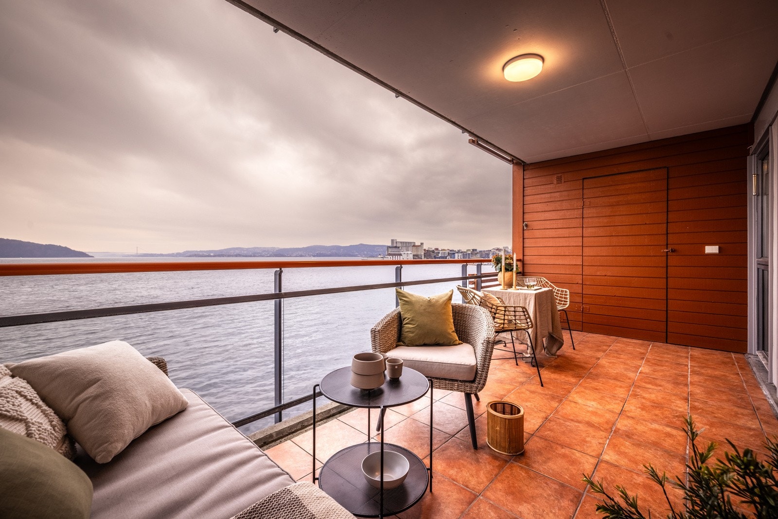 - Balkongen er overbygget, praktisk på dager med lett regn - og har bod på 3 kvm - Galleribilde