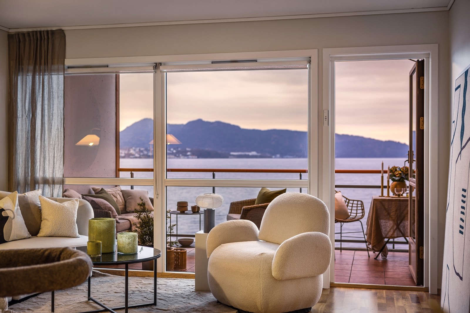 - Leiligheten har en åpen stue/kjøkkenløsning på rundt 30 kvm - Galleribilde