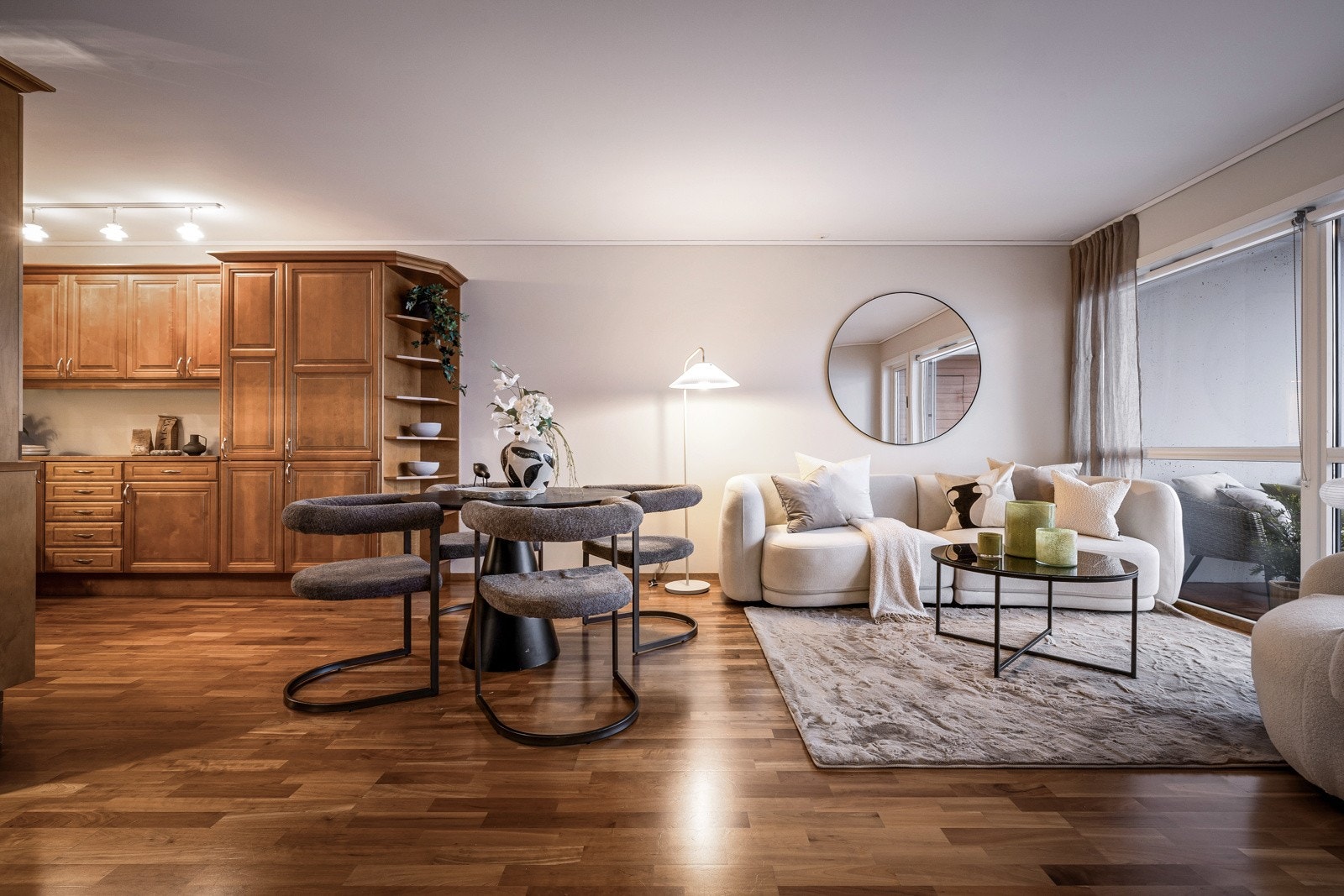 - Kjøkkenet har innredning i kirsebærutførelse med profilerte fronter og mørk laminat benkeplate med list i kirsebærutførelse i front, samt overskap med glassfelt og lys - Galleribilde